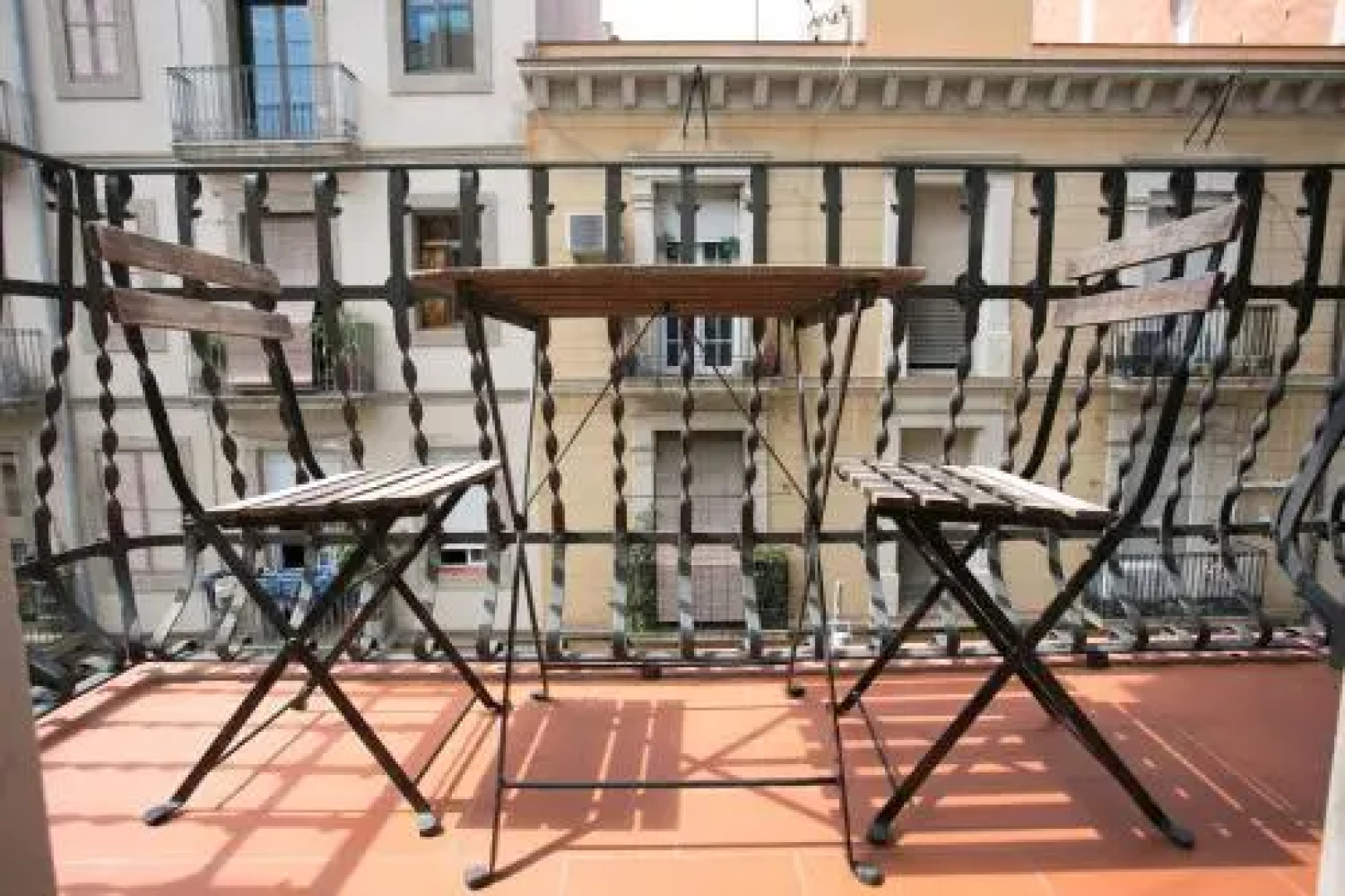 Ro Lively and bright apartment next to Blai st