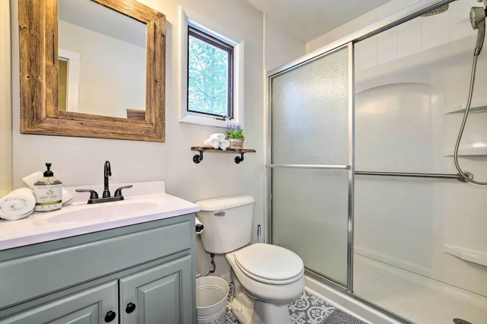 Lovely Roscommon Cabin < 3 Mi to Higgins Lake!