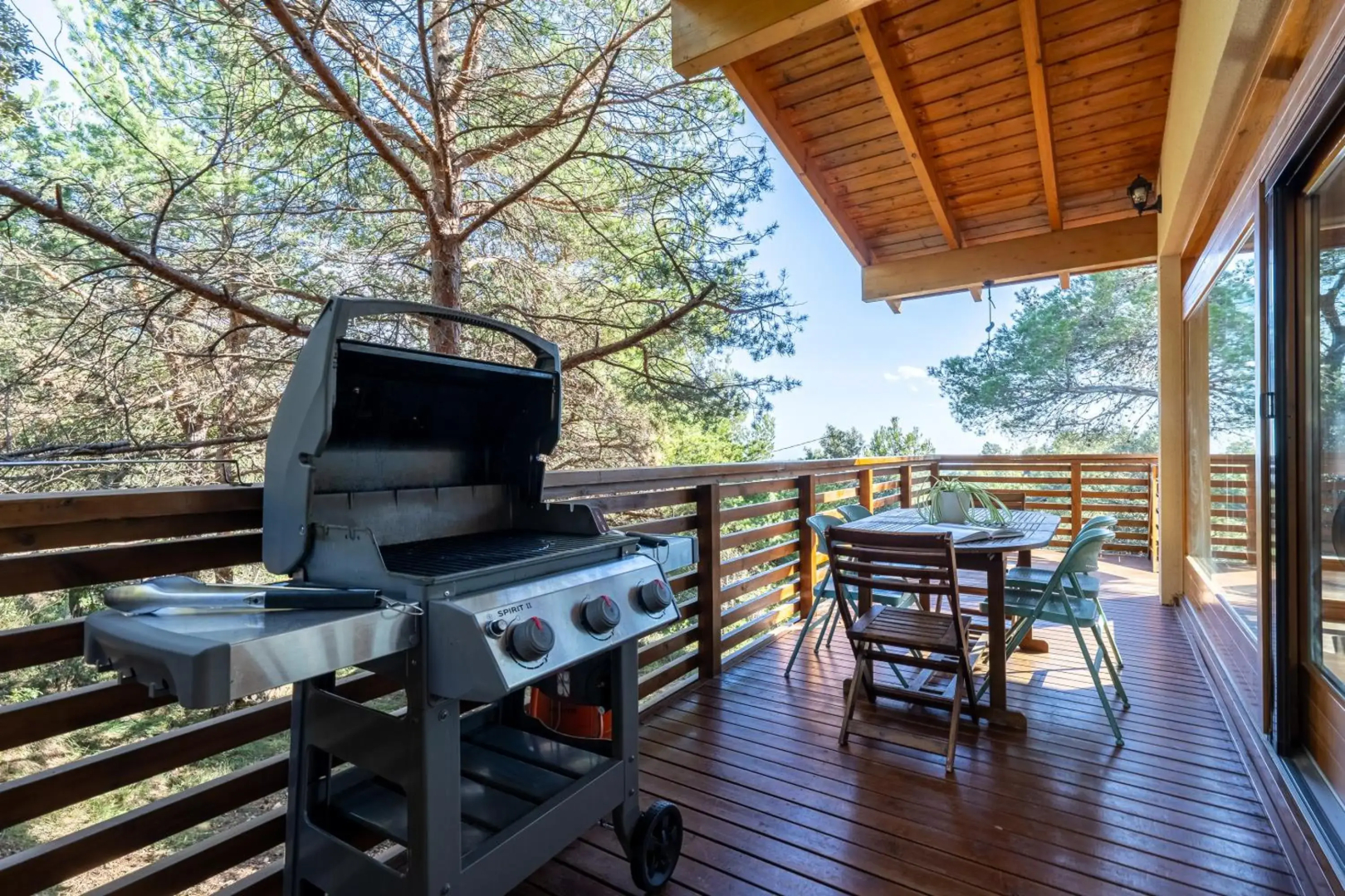 Casa nórdica en el bosque con vistas al mar