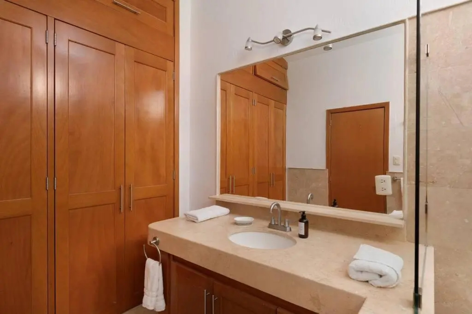 3 Bedroom Spacious Villa with Pool & Lake view