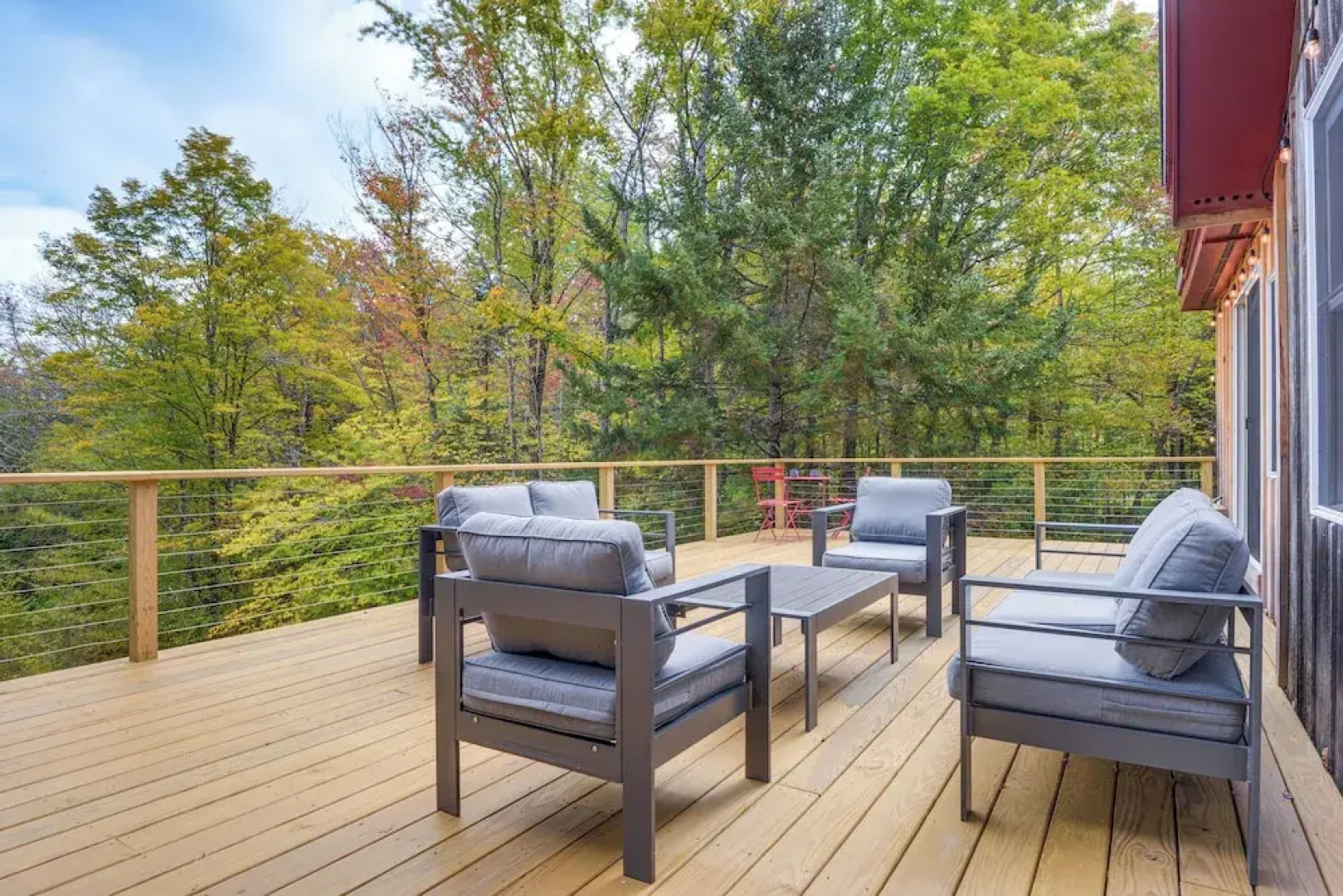 Storybook Stratton House: 3 Mi to Mount Snow!