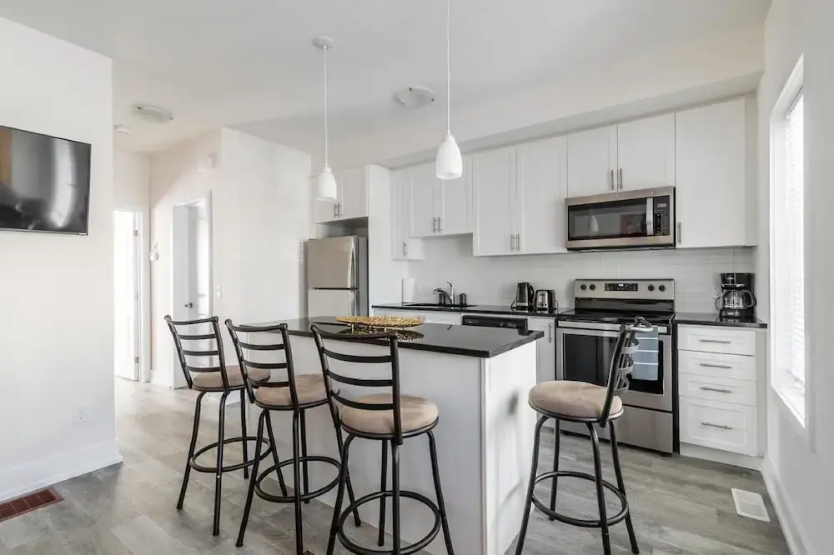 4BR 3BA Townhouse on Lake Ontario Free Parking Gym