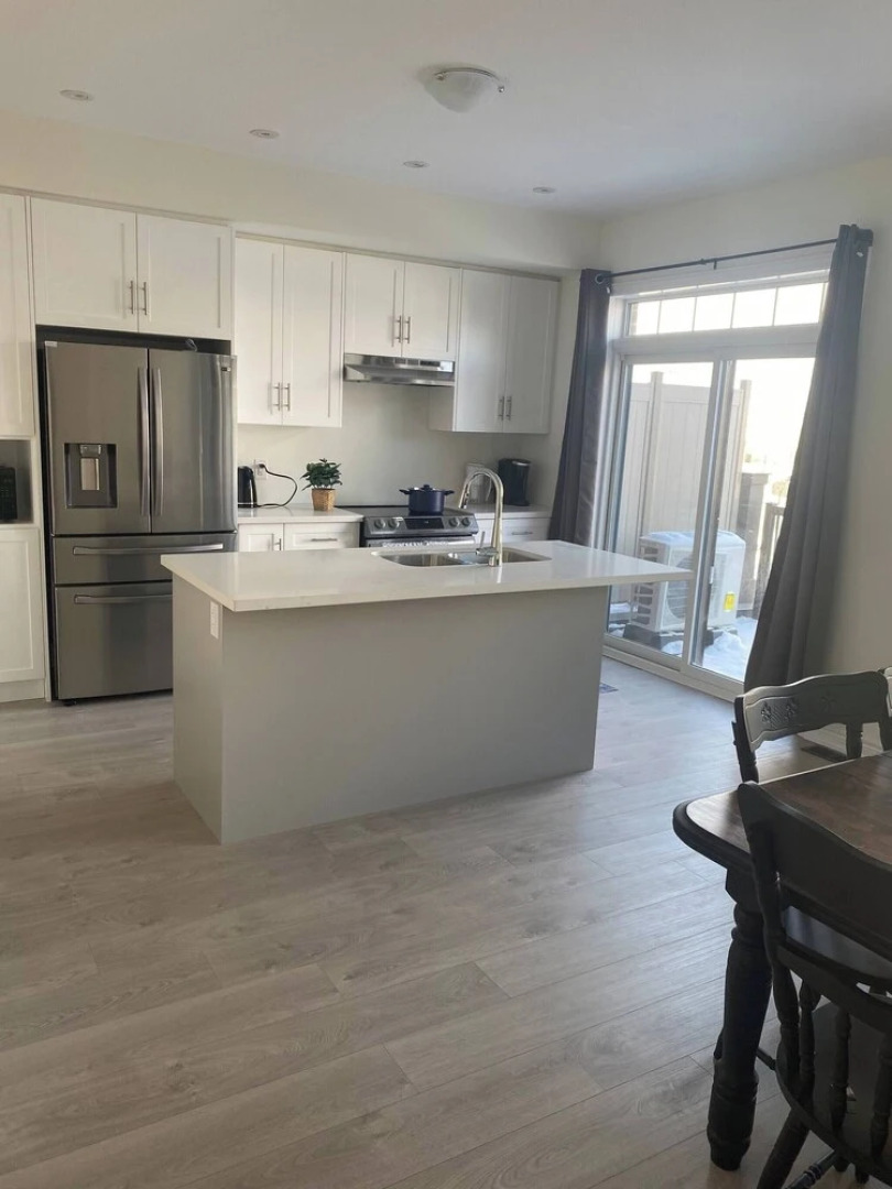 Luxurious Town House With x2 Cars Garage No01