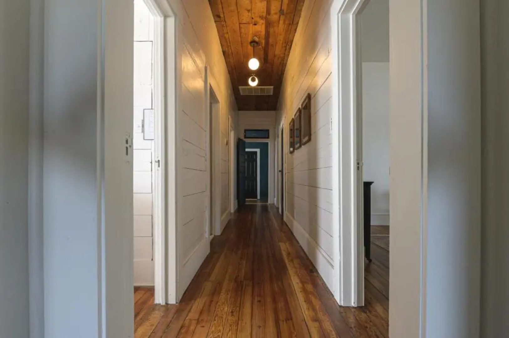 Restored 1930s Uptown Bungalow 2 min to Magnolia Silos