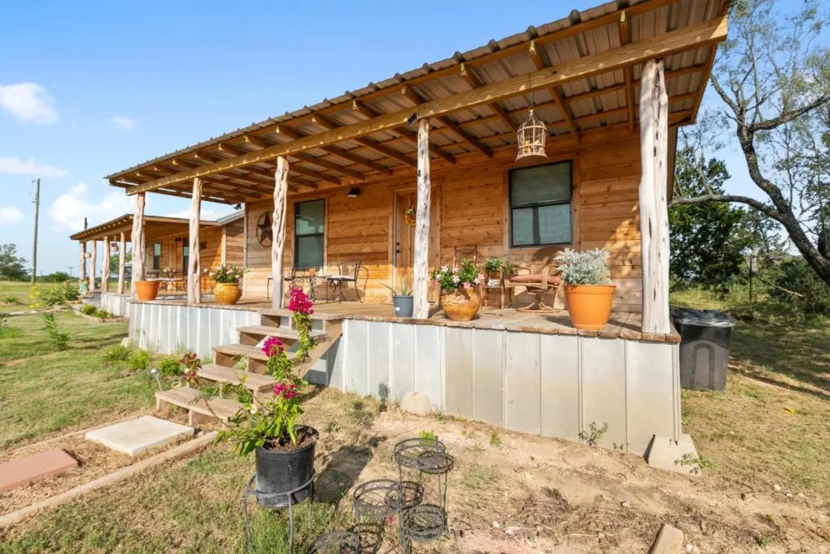 Hr 4 - The Sunflower Cottage 1 Bedroom Cabin by RedAwning