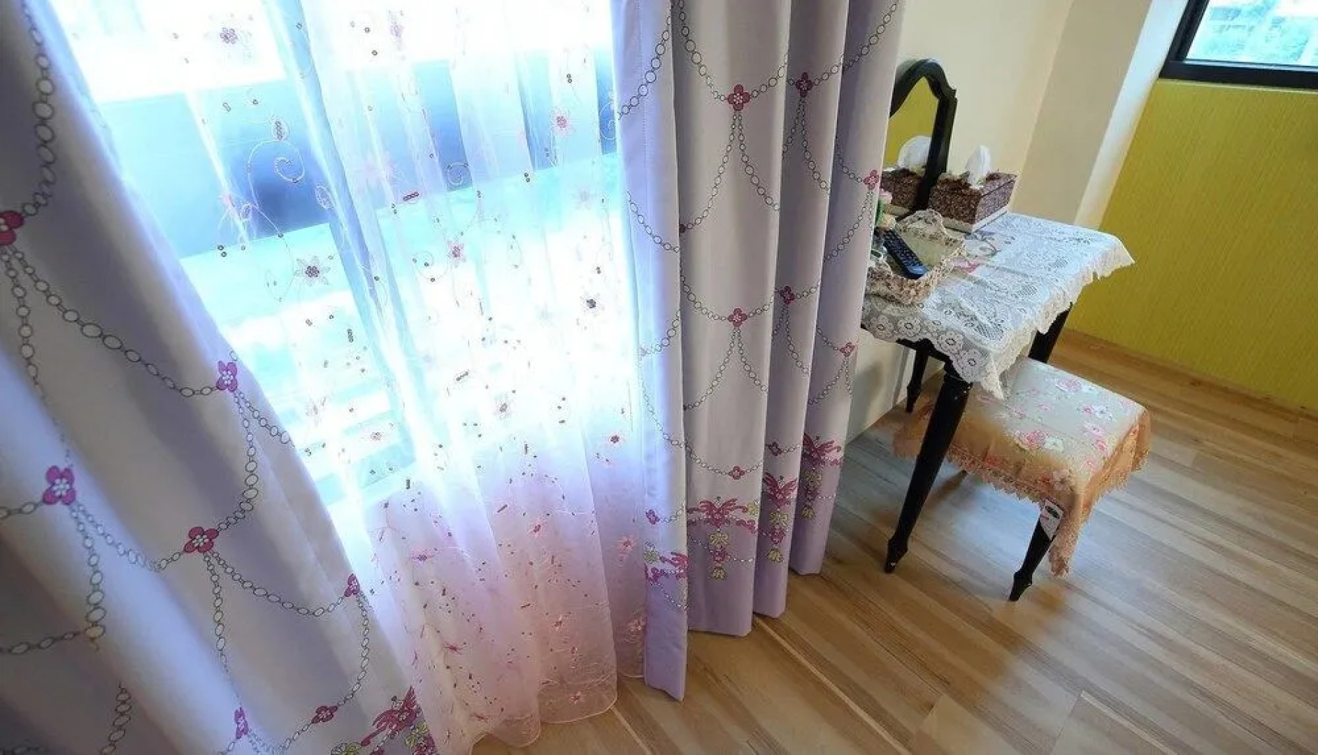 Textile Girl Romantic Homestay