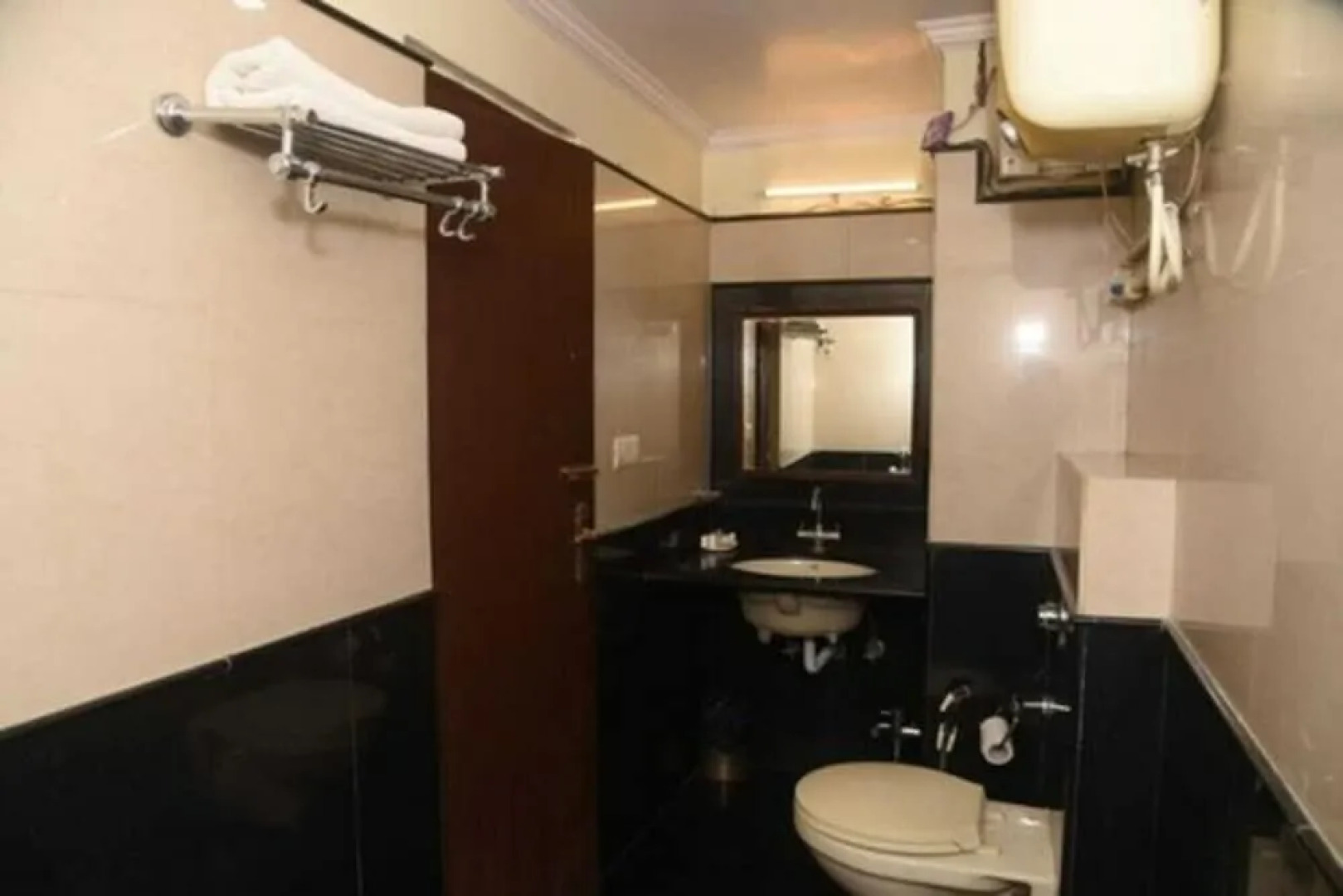 Hotel Rajhans International