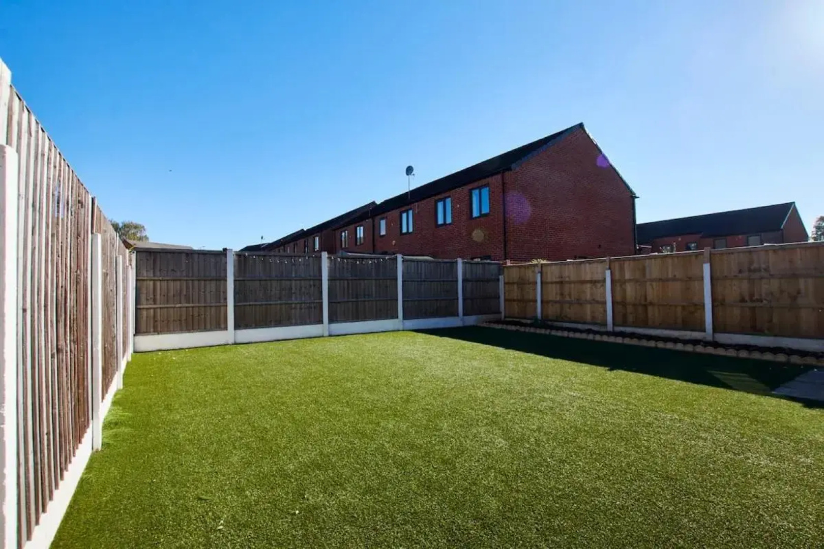 Stunning 4 Bedroom House - Parking And Garden