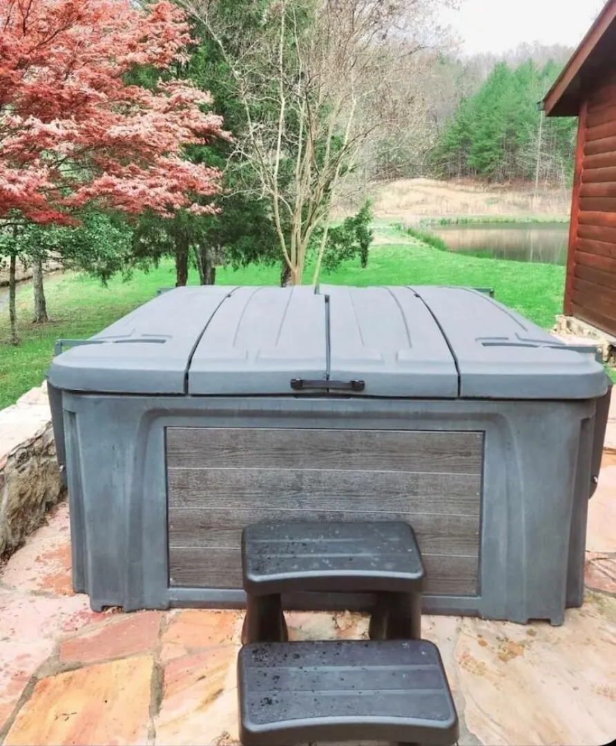 Deluxe log cabin! Pet and motorcycle friendly - enjoy nature with family and friends! 3 Bedroom Cabin by RedAwning