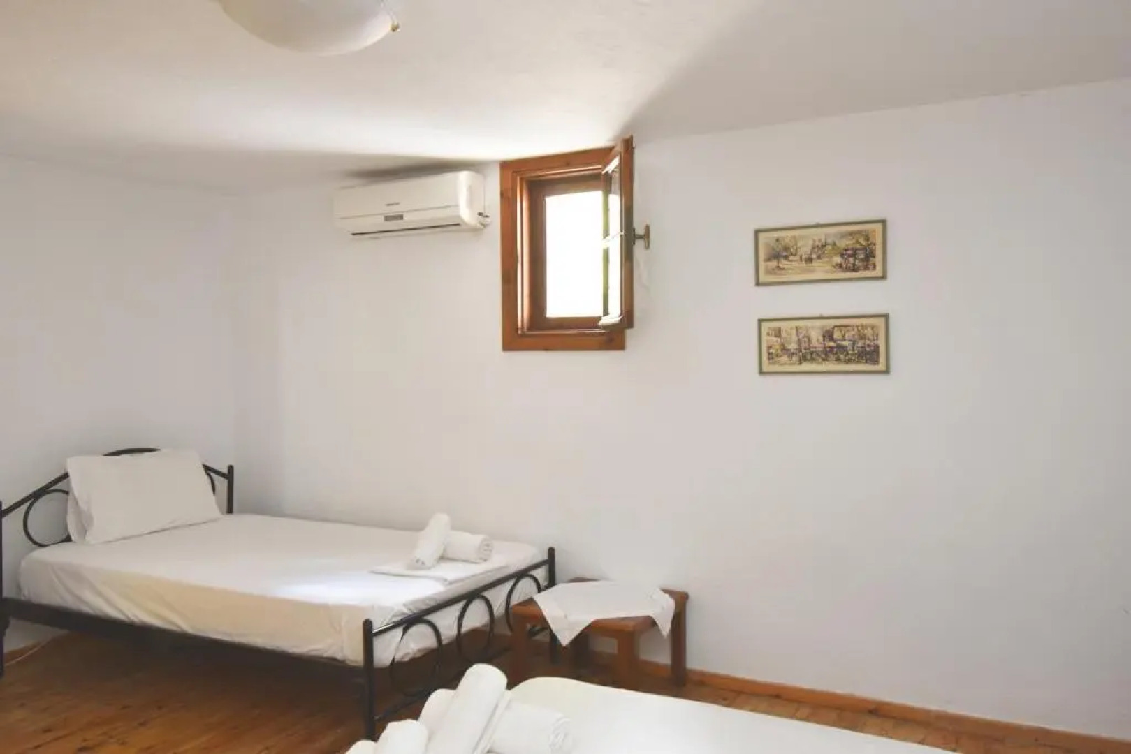 Squirrel Beach Front Villa, Metamorfosi