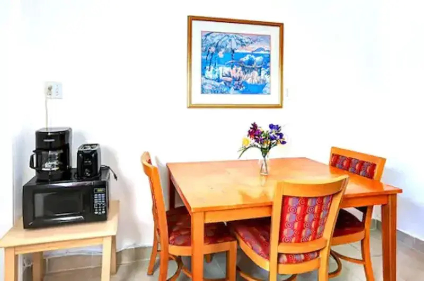 Richards Motel Courtyard