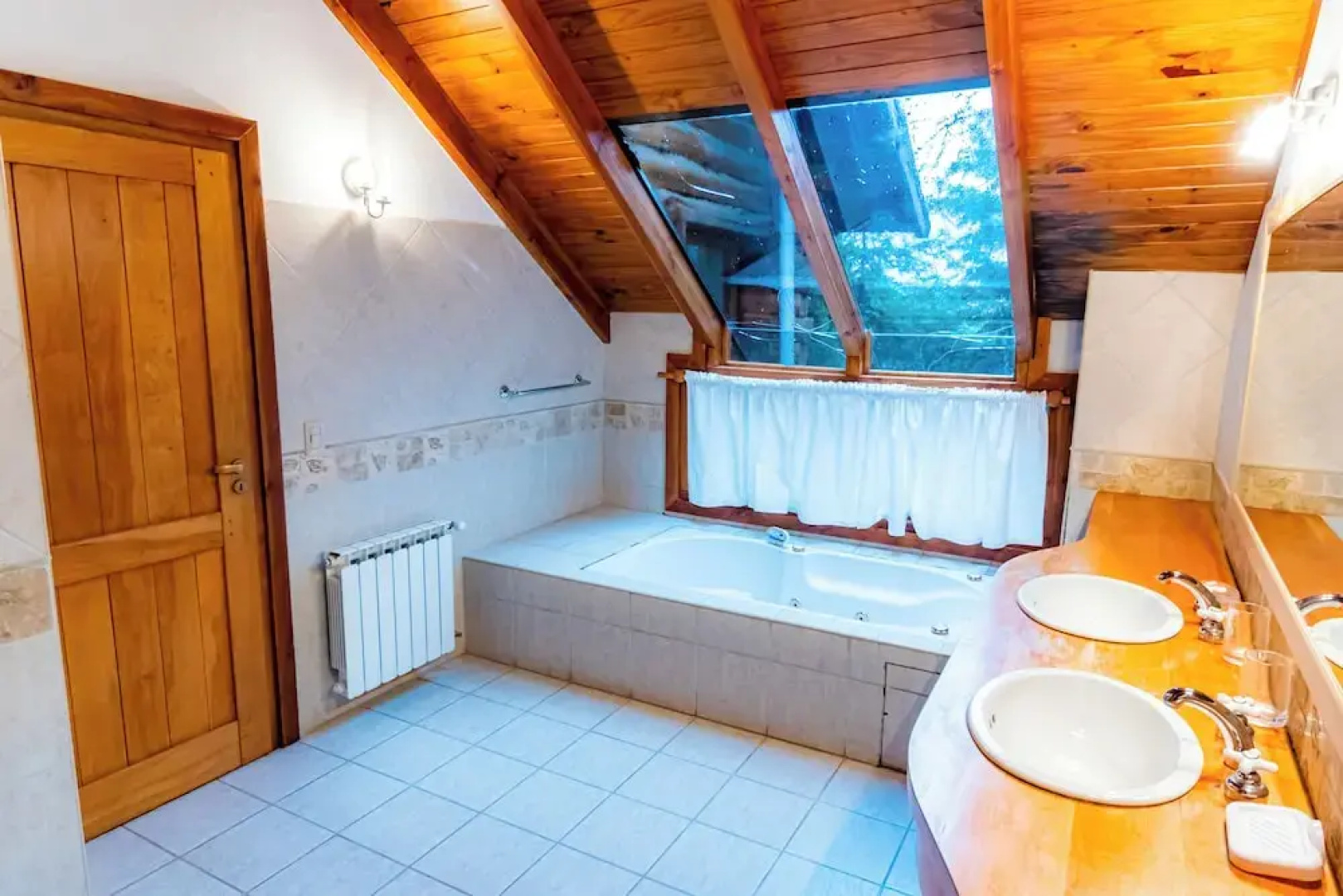 Amazing 5 Bedrooms Chalet in Villa Traful VT1 by Apartments Bariloche