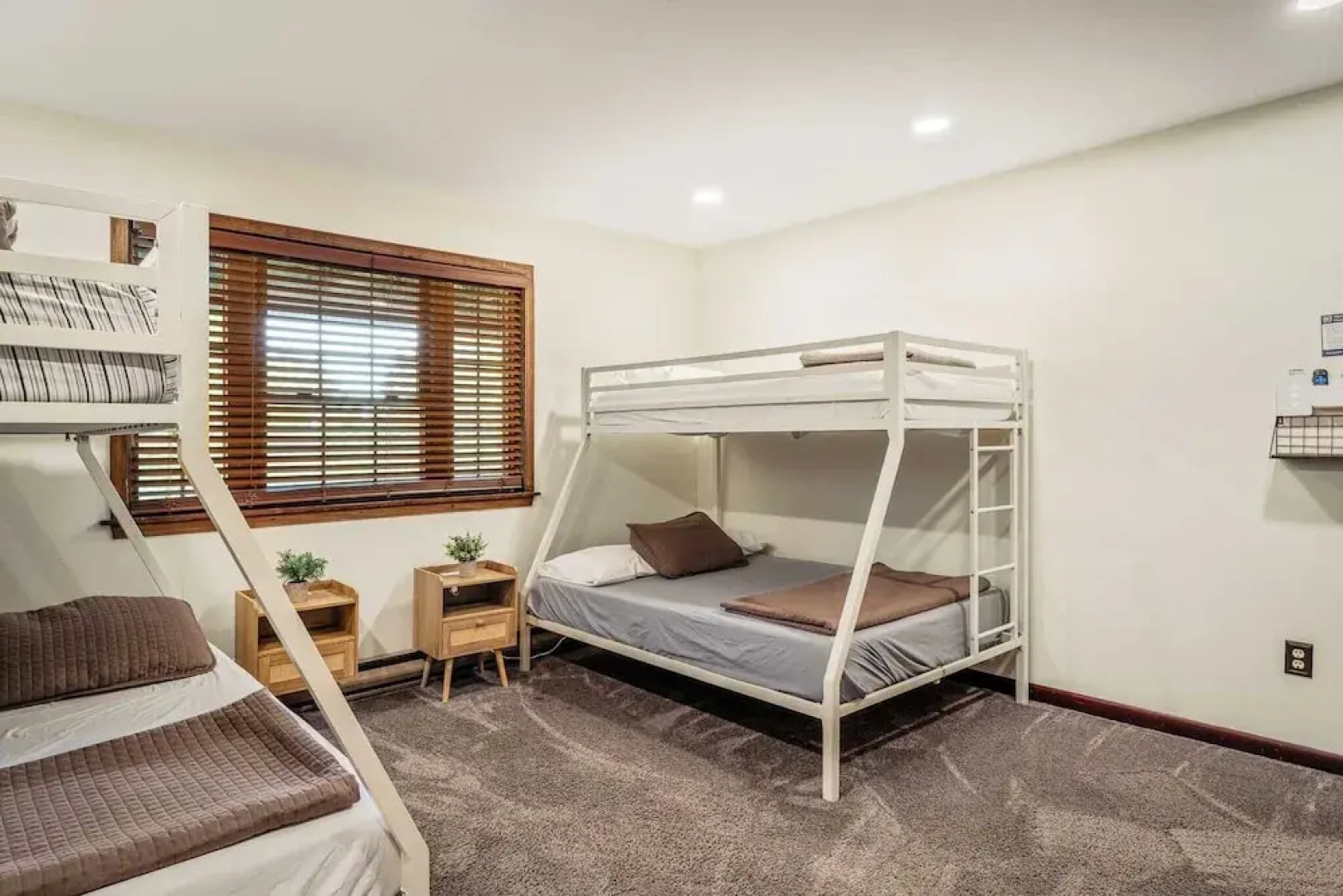 Sky View Chalet by Avantstay Stunning Interior, Spacious Deck, Hot Tub, & View