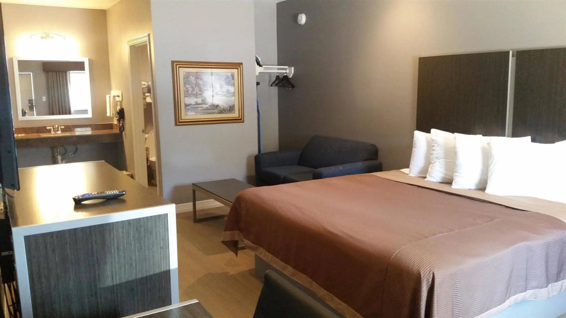 Econo Lodge Inn & Suites