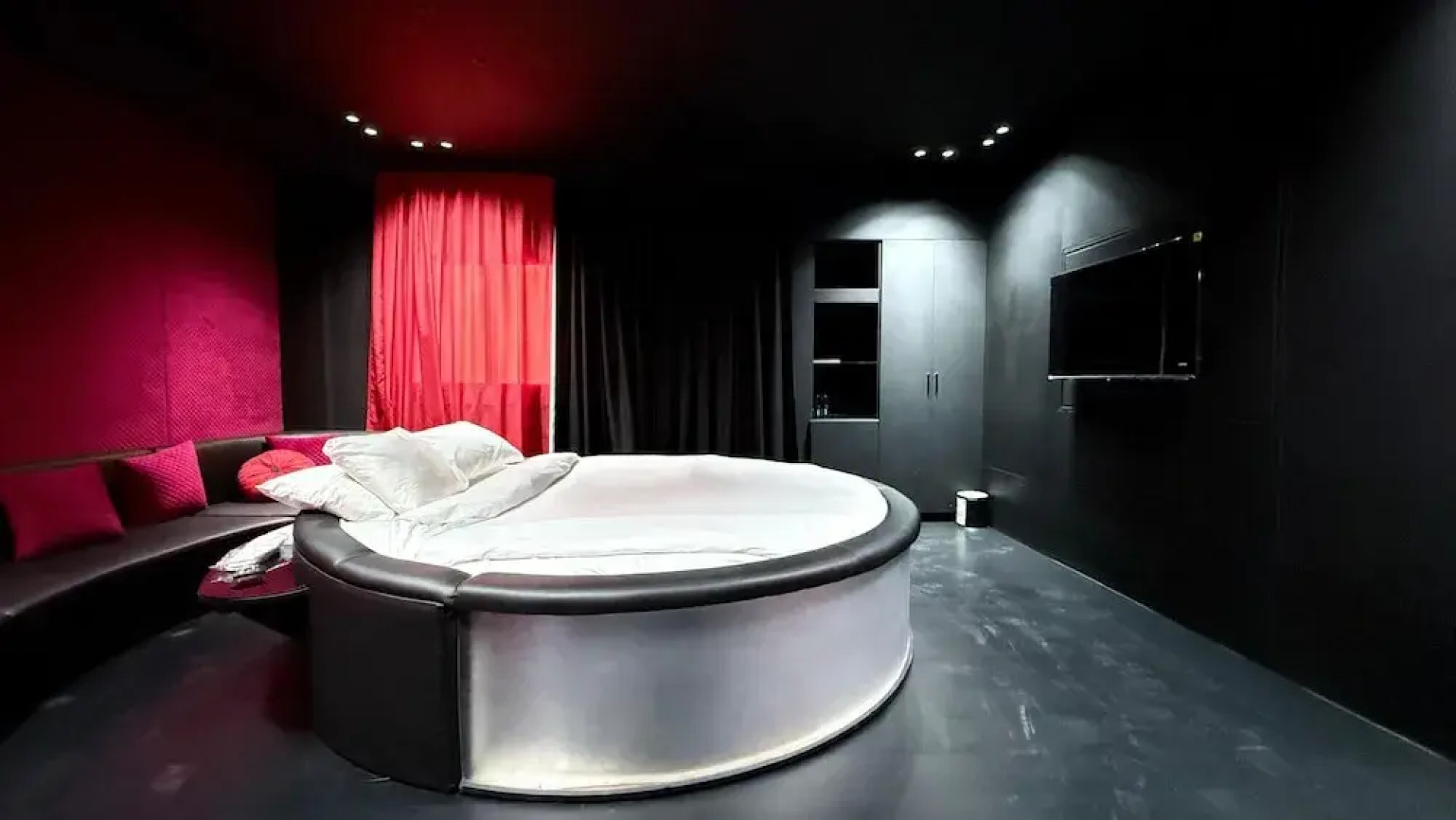 Royal Tulip Dancenter Suites Sharjah