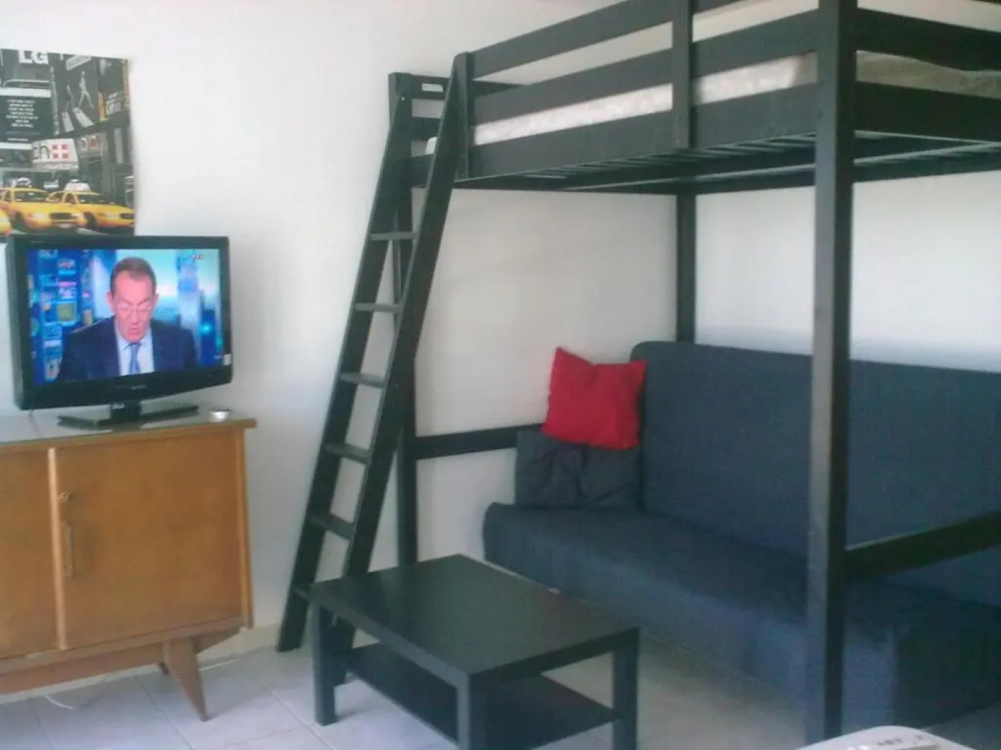 STUDIO CLIMATISE. Proche parking, commerces et mer