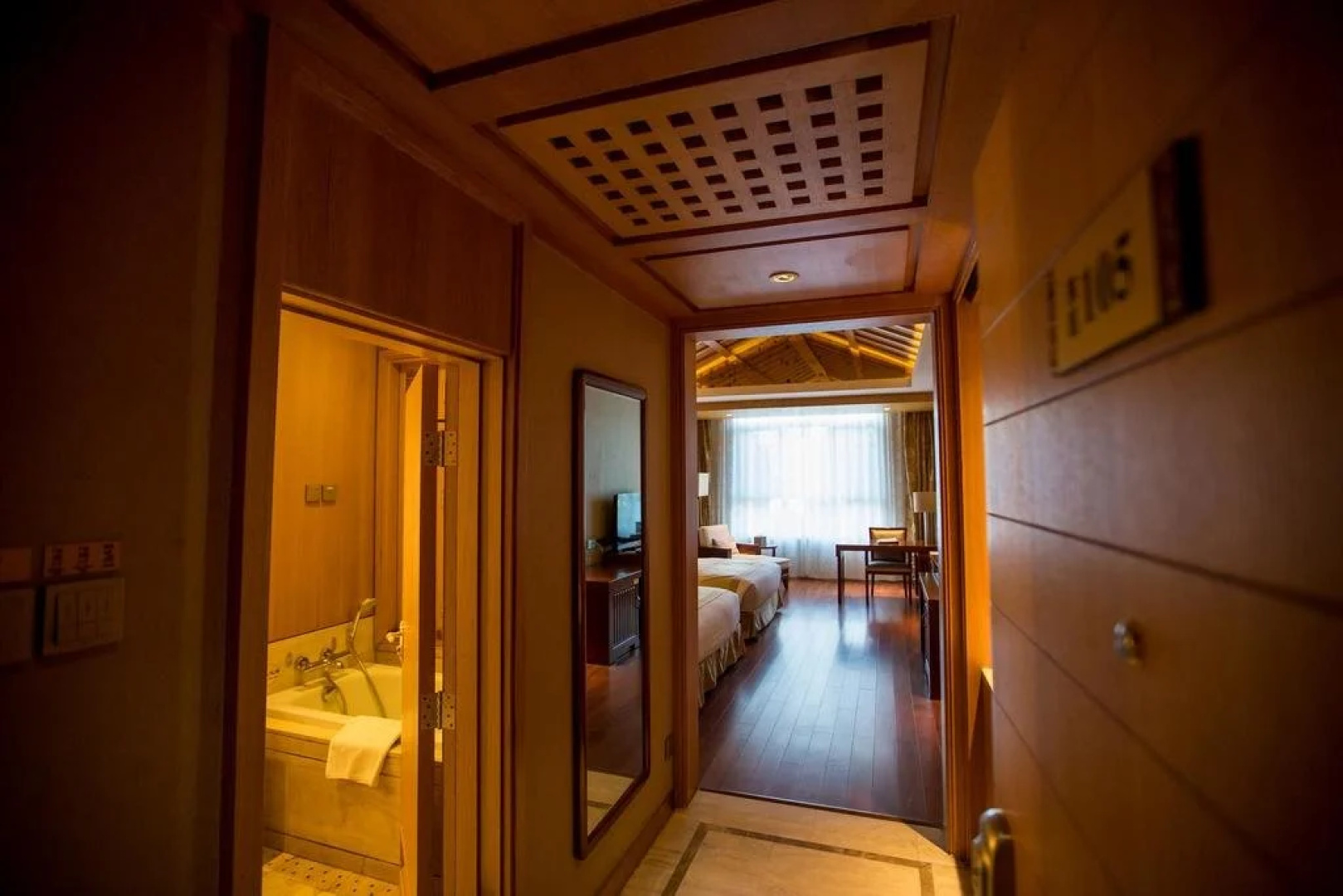 Grand Metropark Hotel Violet Swan
