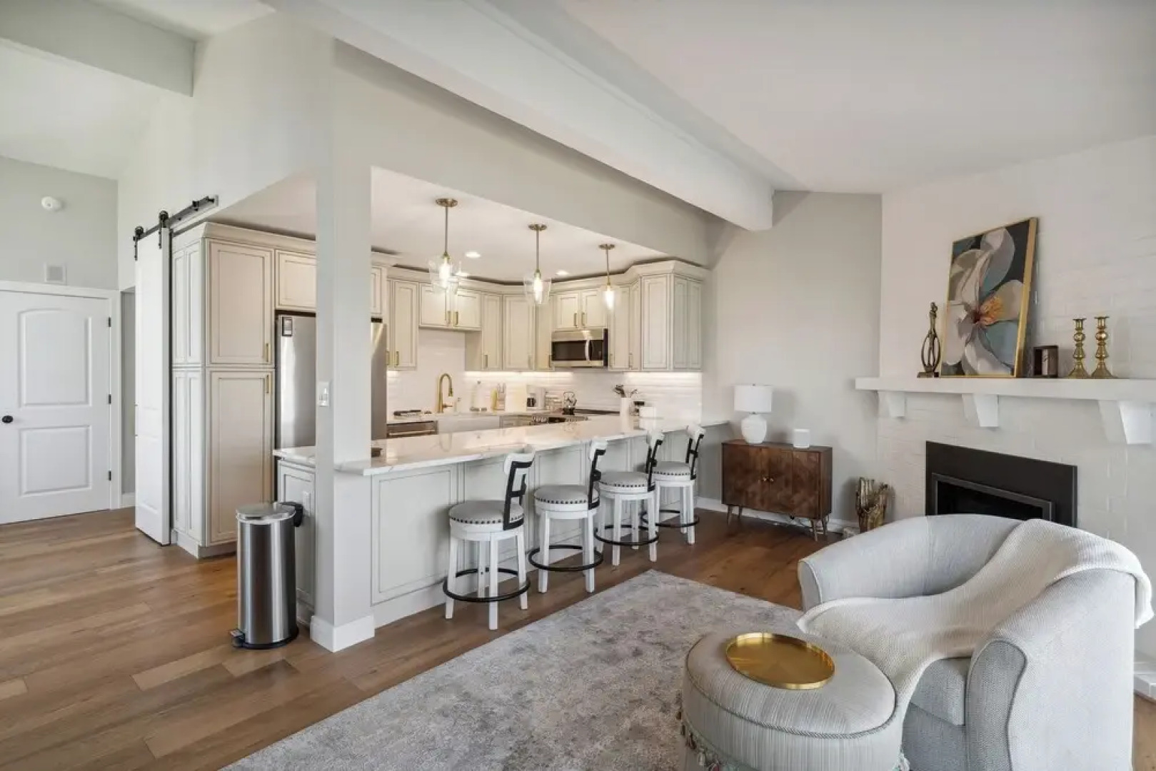 Elegant 4-season Lake Geneva Condo w/ Fireplace!