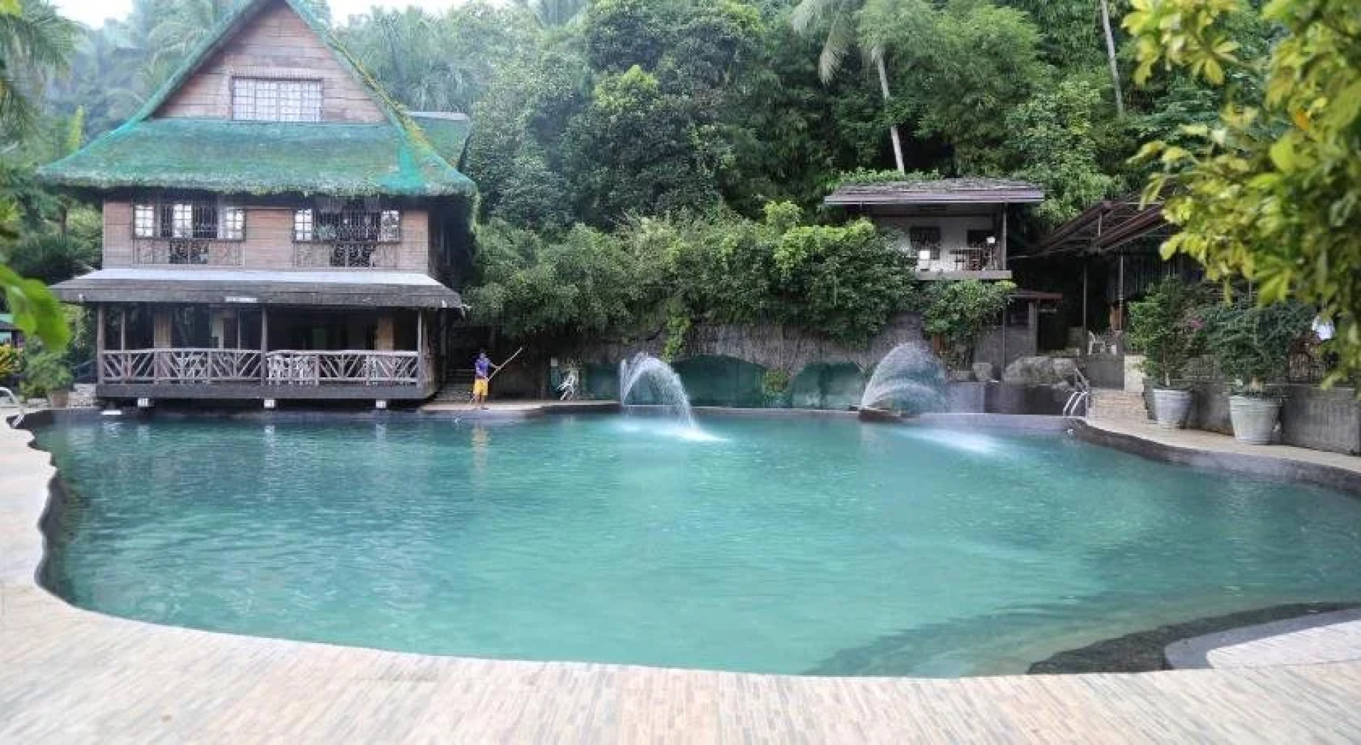 Kamayan sa Palaisdaan Hotel and Resort