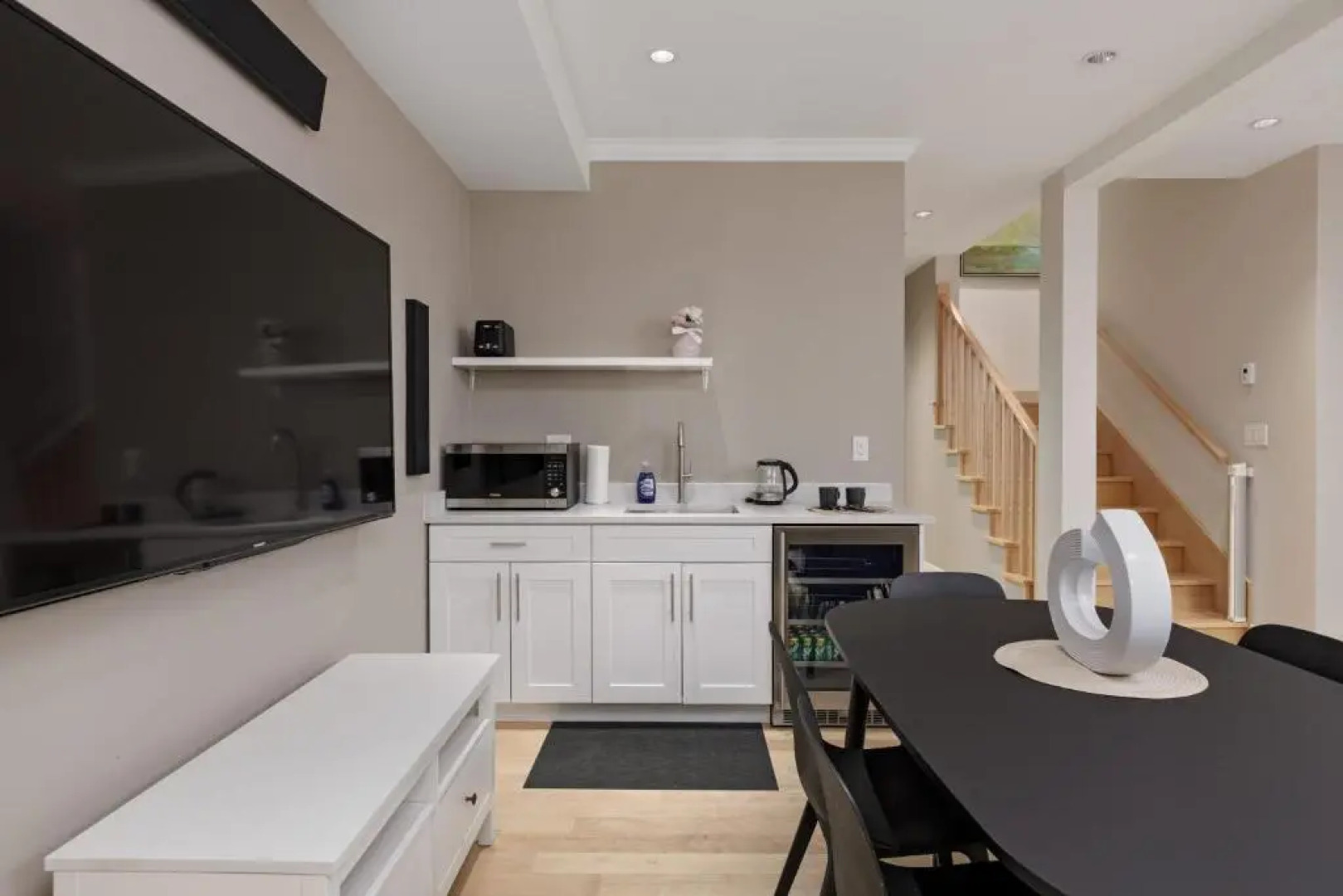 Stunning 3 Bedroom Secondary Suite N Van