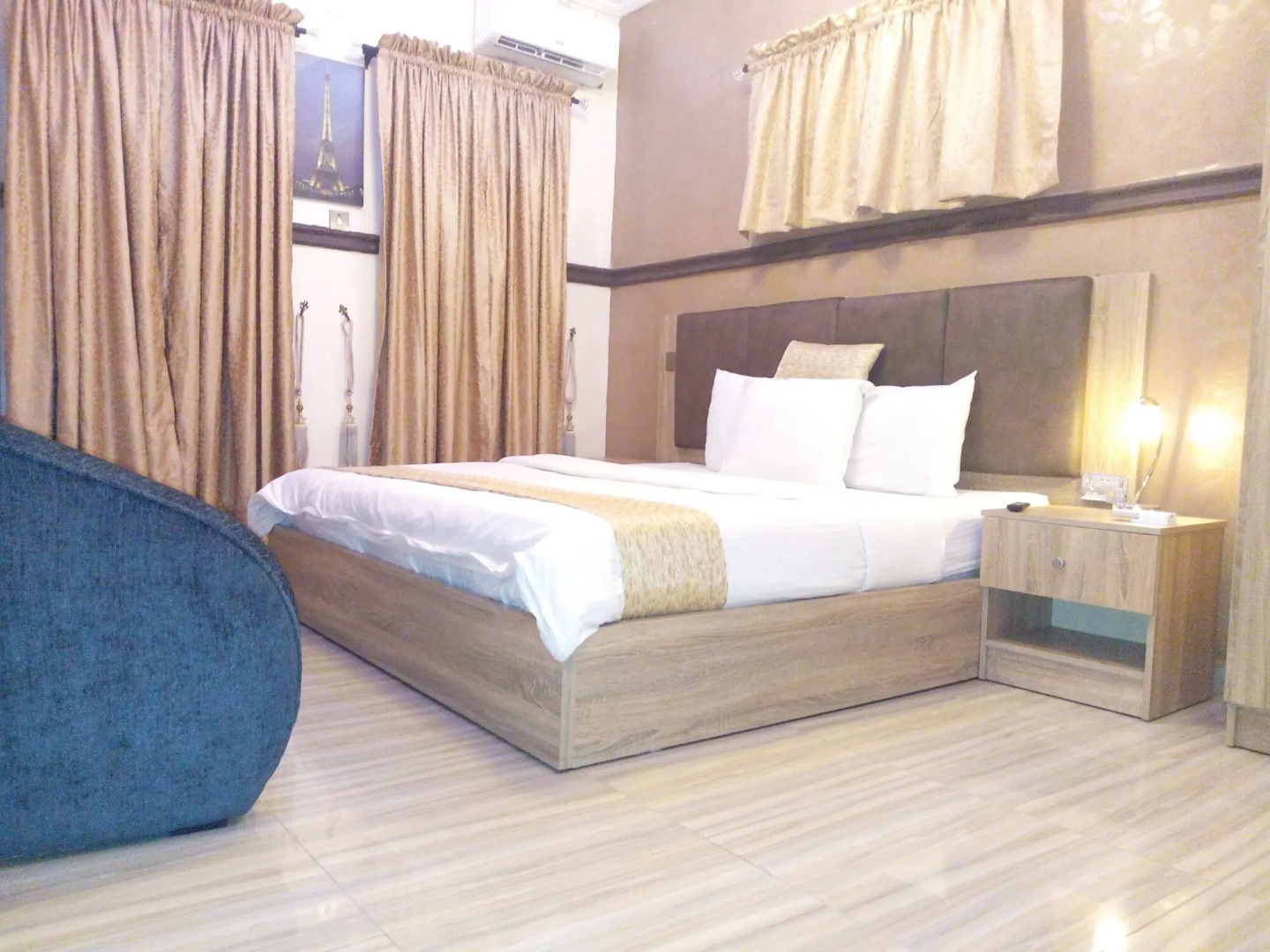 Euro Lounge and Suites