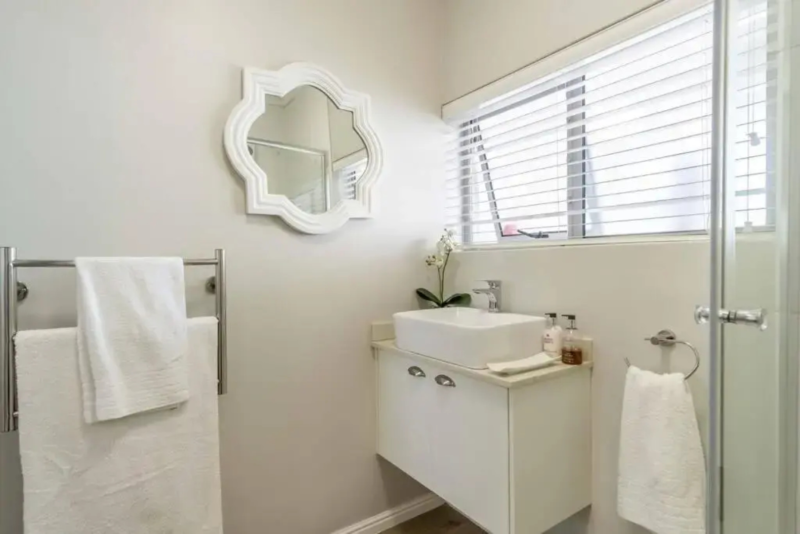 C'estÇa Cottage Modern Luxurious Sounds of the Sea