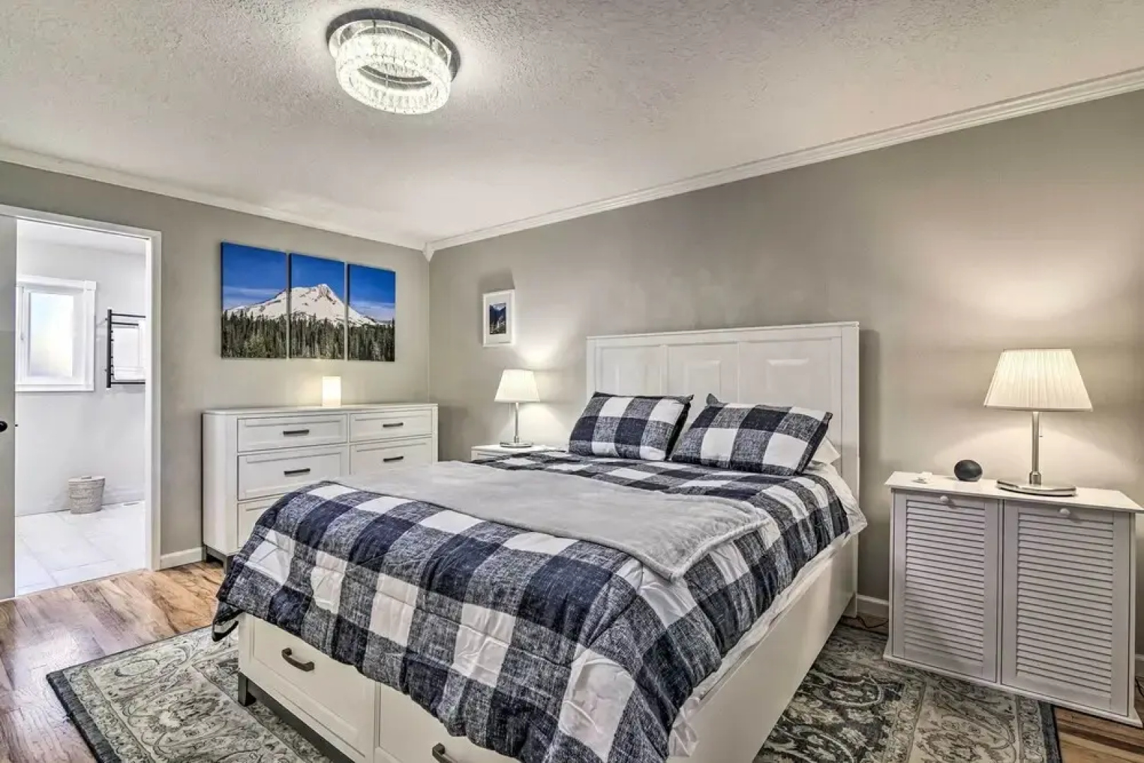 Charming Hillsboro Home w/ Yard, Dogs Welcome