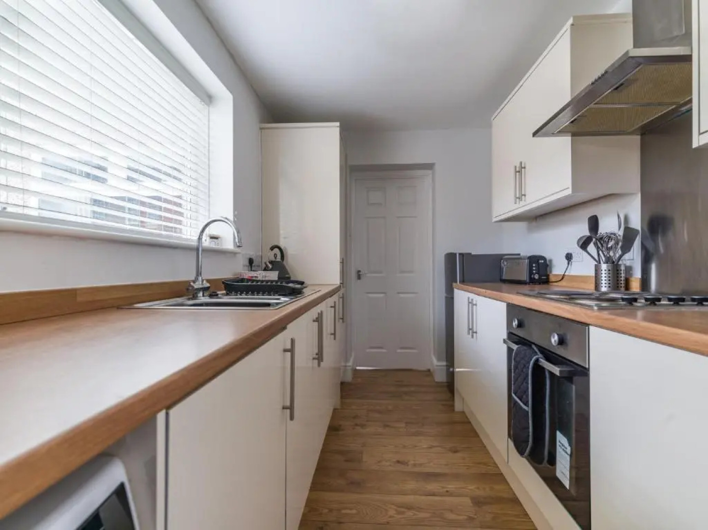 East House-sleeps 5-pet Friendly-garden - Parking