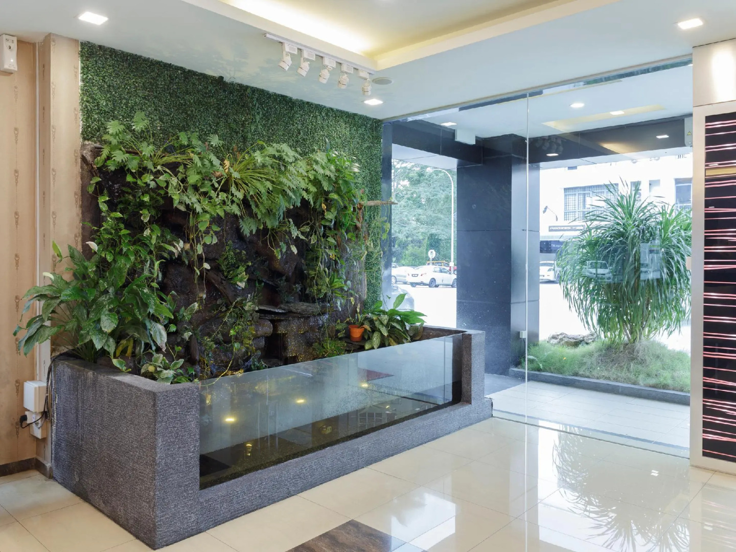 Capital O 91074 Grand World Hotel