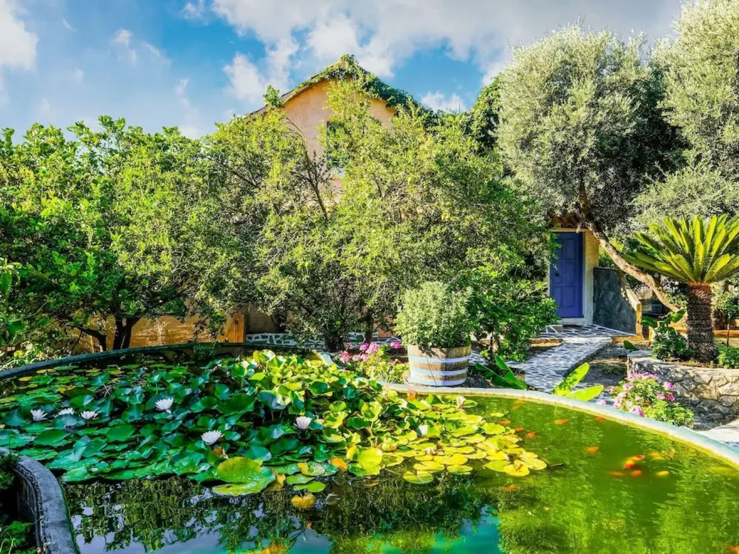 Pretty Holiday Home with Lotus Garden & Terrace near Sea Beach