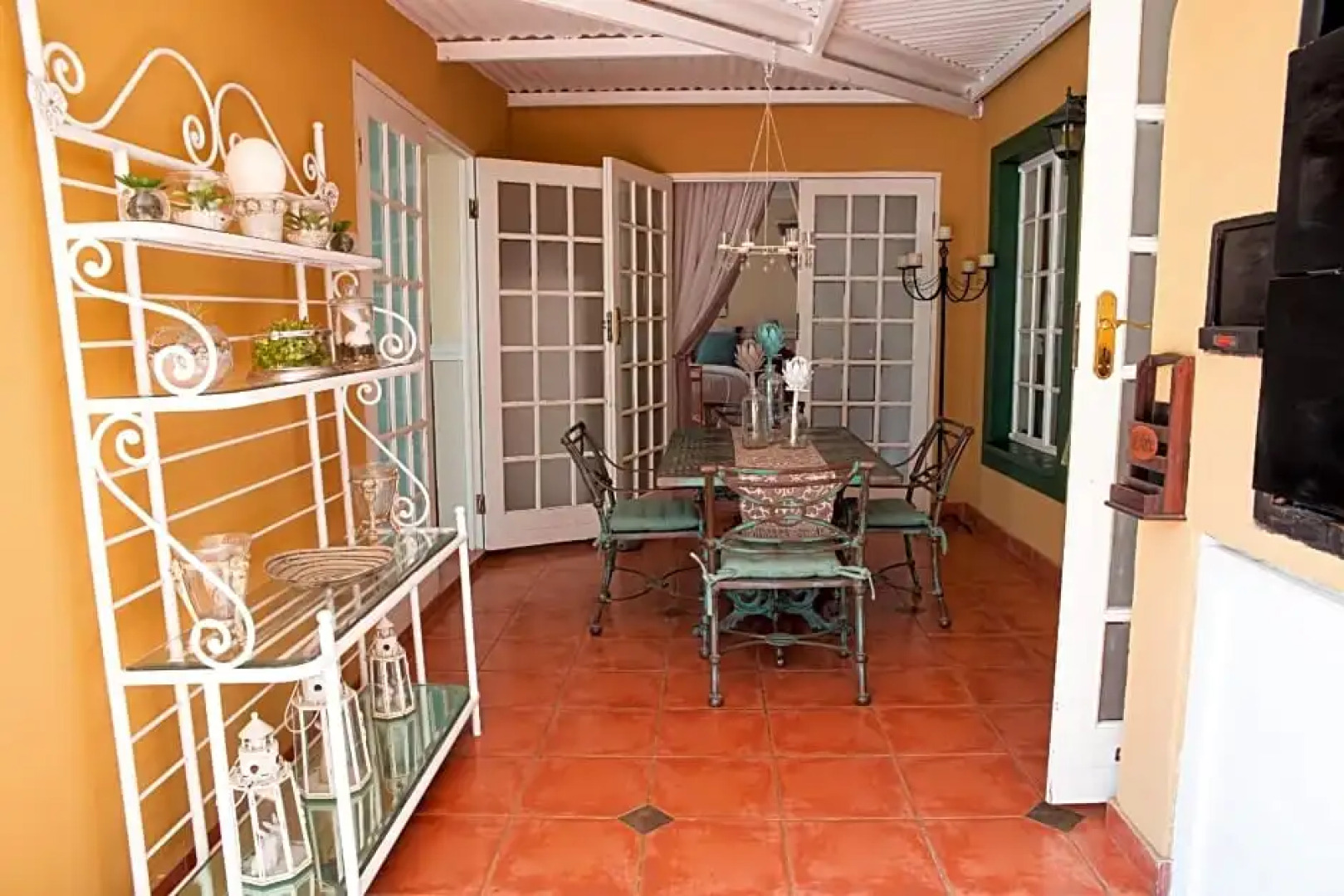 Roses And Pebbles B & B Guest House