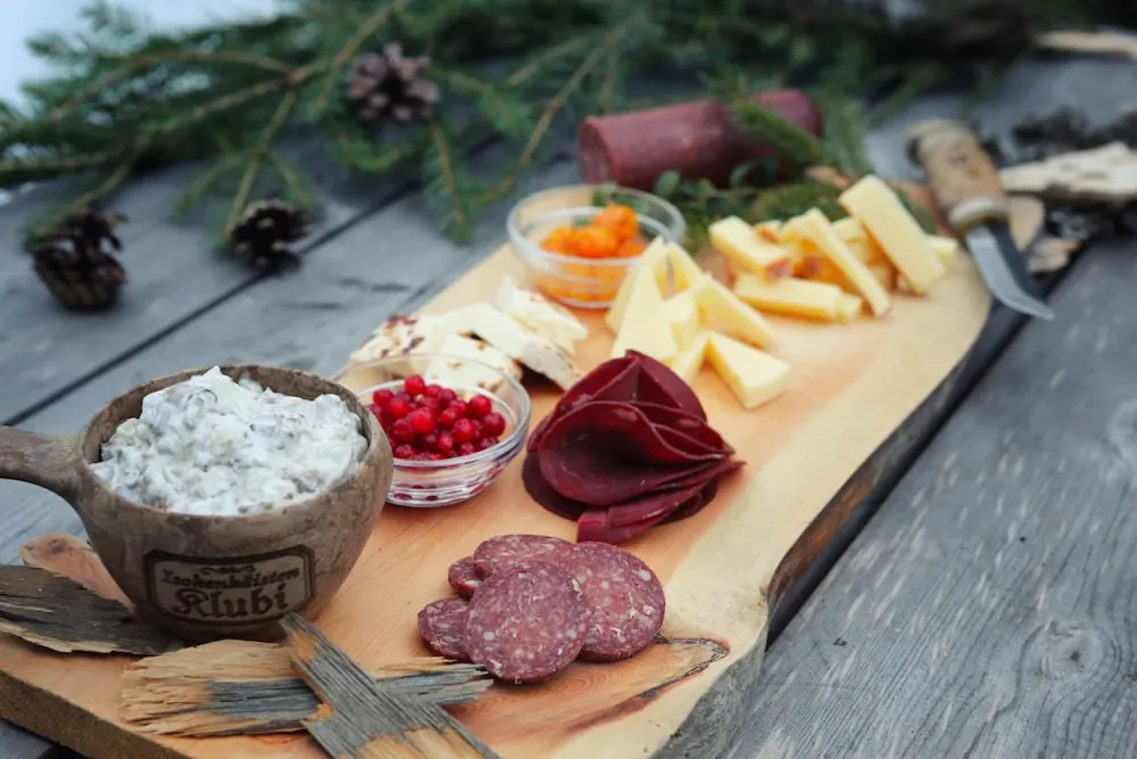 Isokenkäisten Klubi, Wilderness lodge