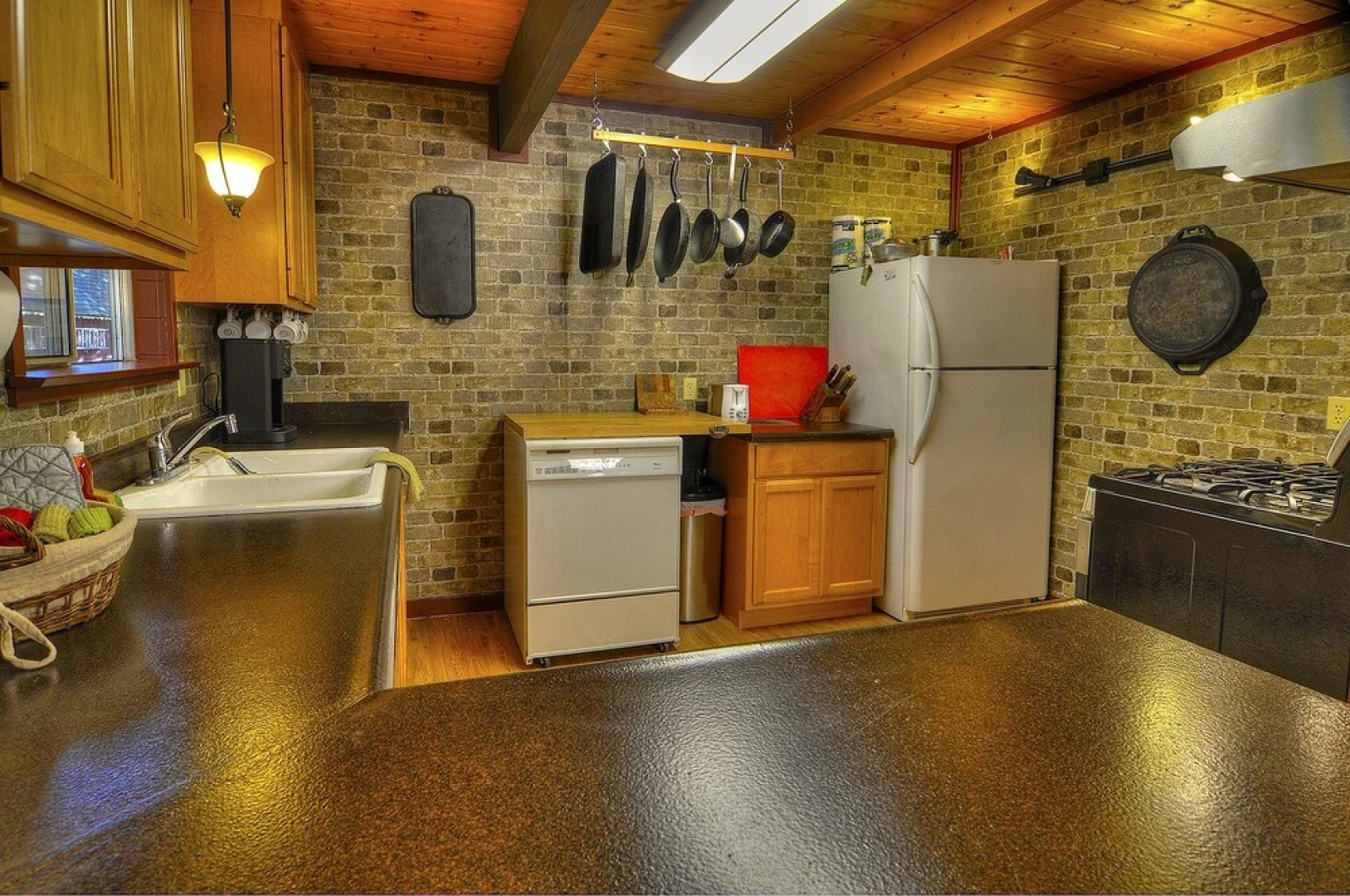 Red Hawk Hideaway - Two Bedroom Cabin with Hot Tub