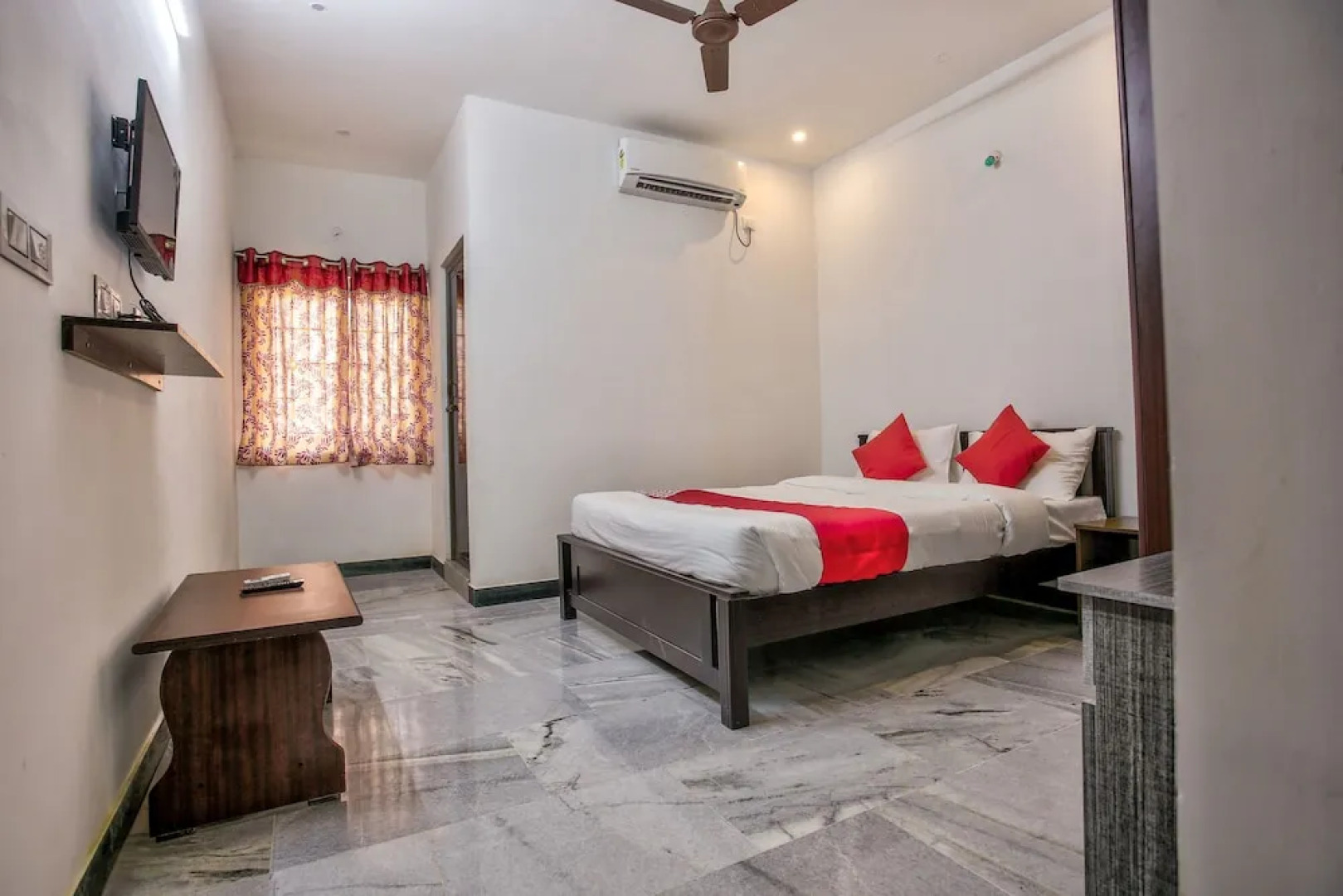 OYO 35931 Leo's Home Stay