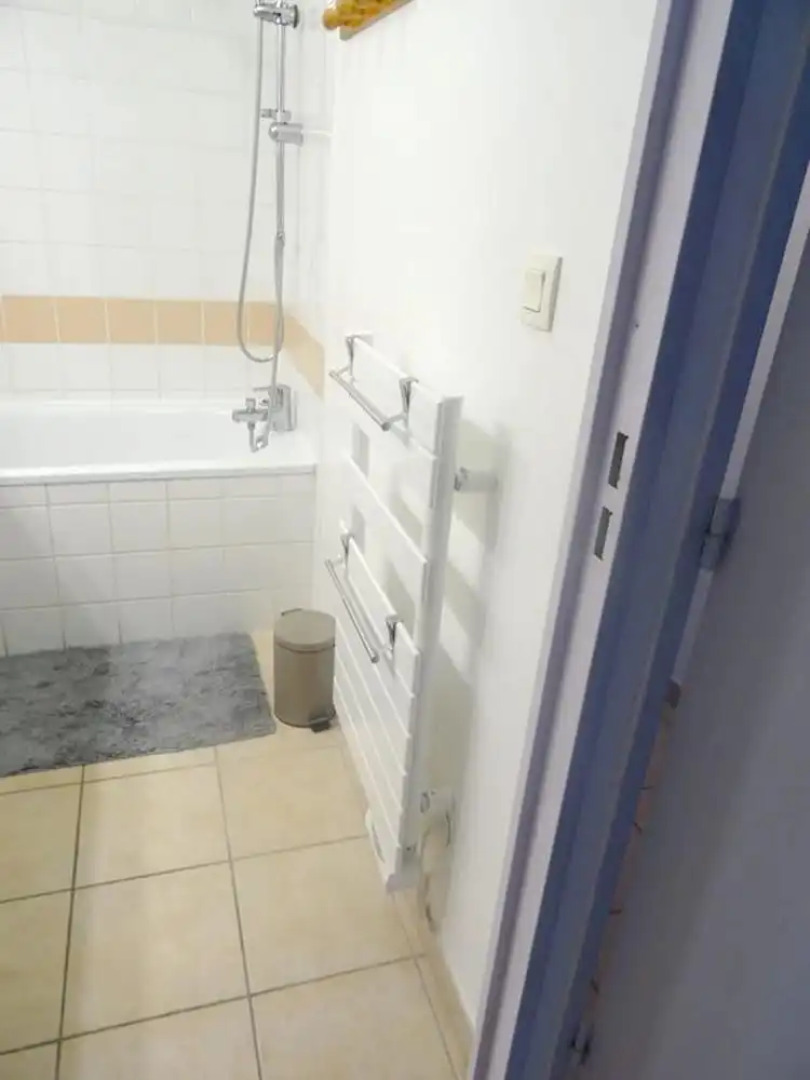 Apartment With 2 Bedrooms in Villeneuve-lès-avignon, With Pool Access,