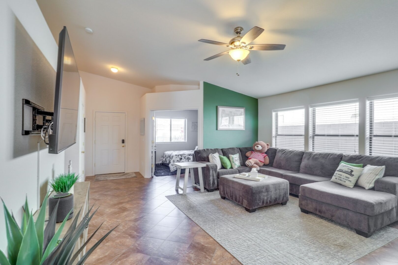 Inviting Bullhead City Gem: 3 Mi to Colorado River