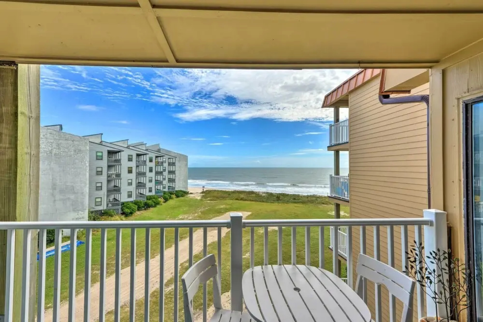 Airy Oceanfront Condo: Beach Views & Pool Access!