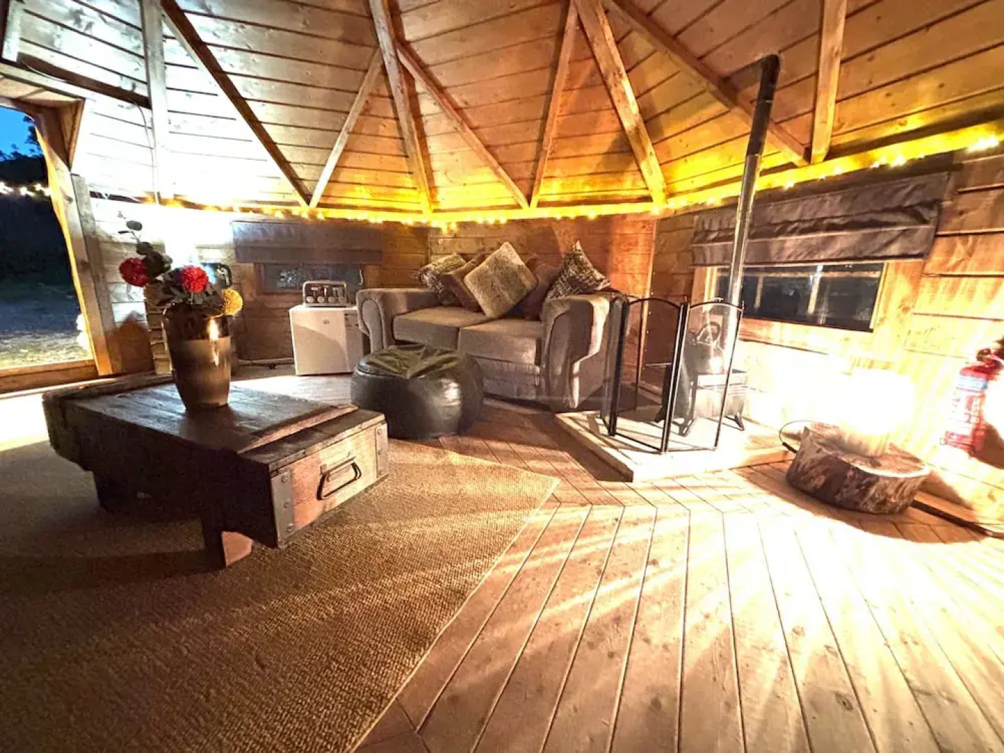 Hobbit Haven Hot Tub and Countryside Bliss