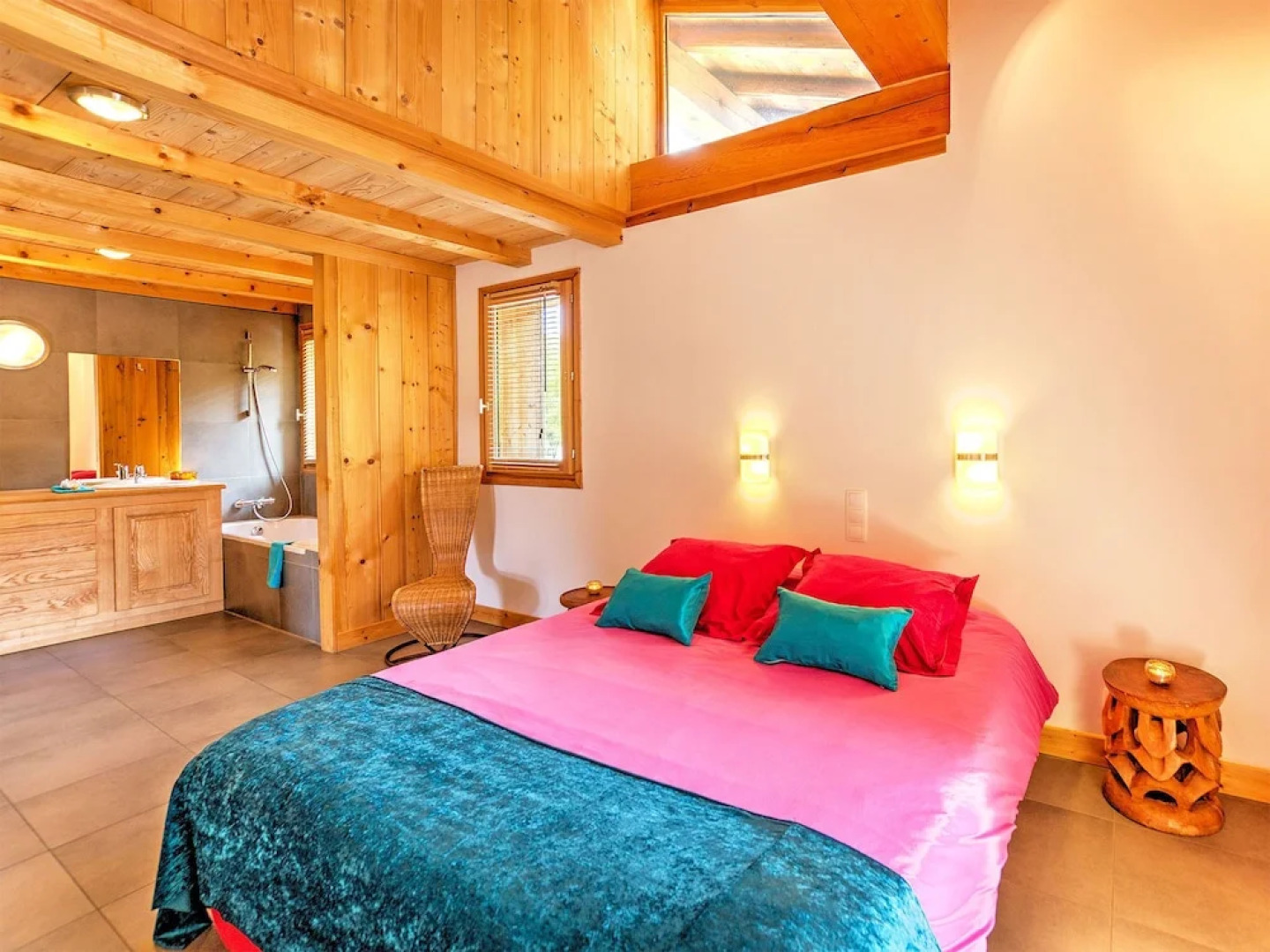 Luxury Chalet, Near the ski Slopes, With Fireplace, Sauna, Jacuzzi and Internet Access