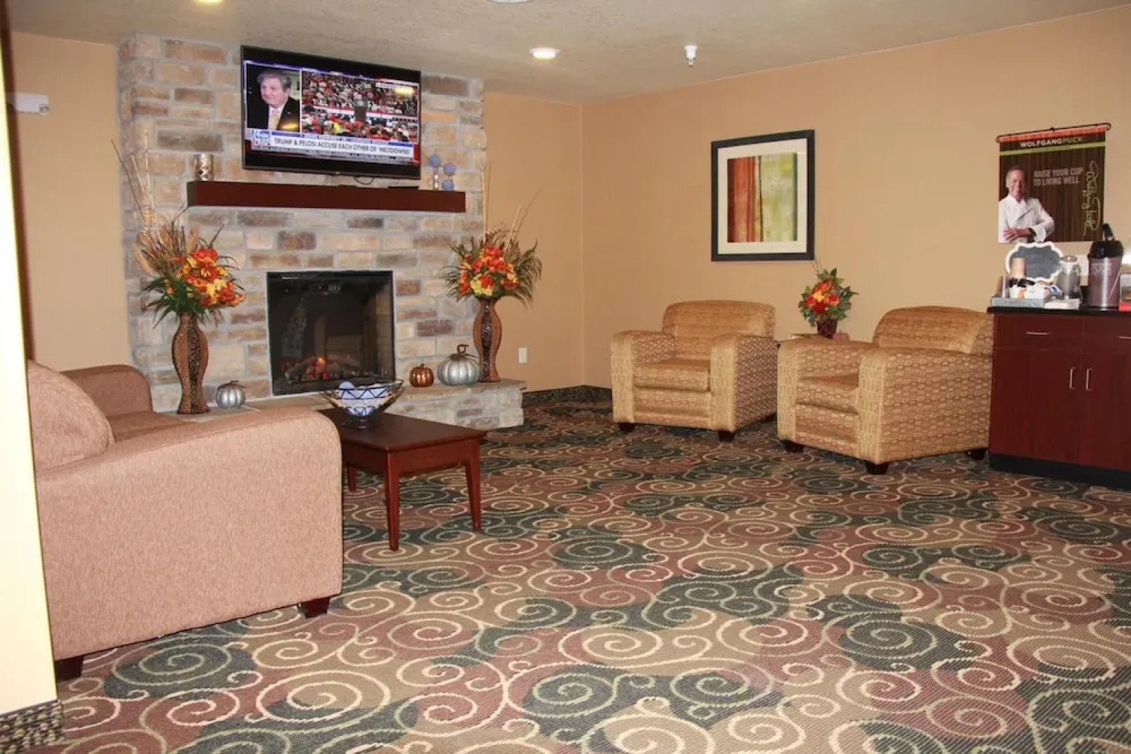 Castle Rock Inn & Suites