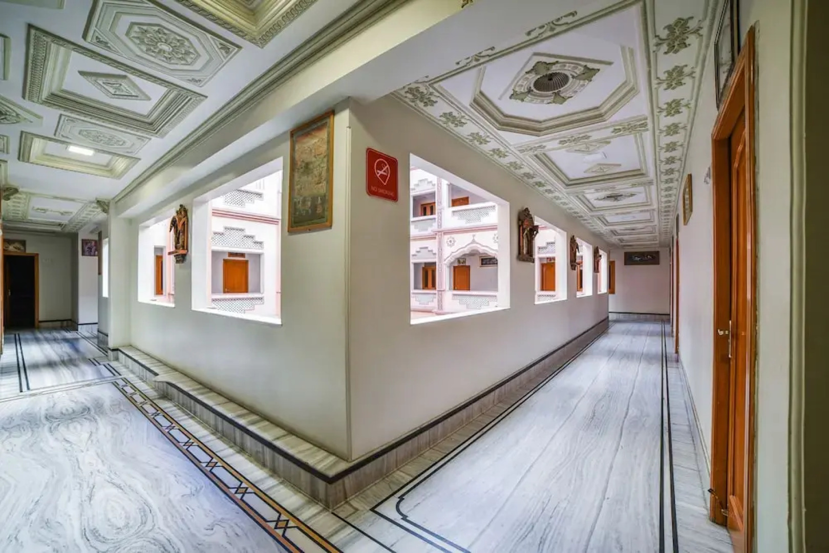 OYO 1942 Hotel Bharat Palace