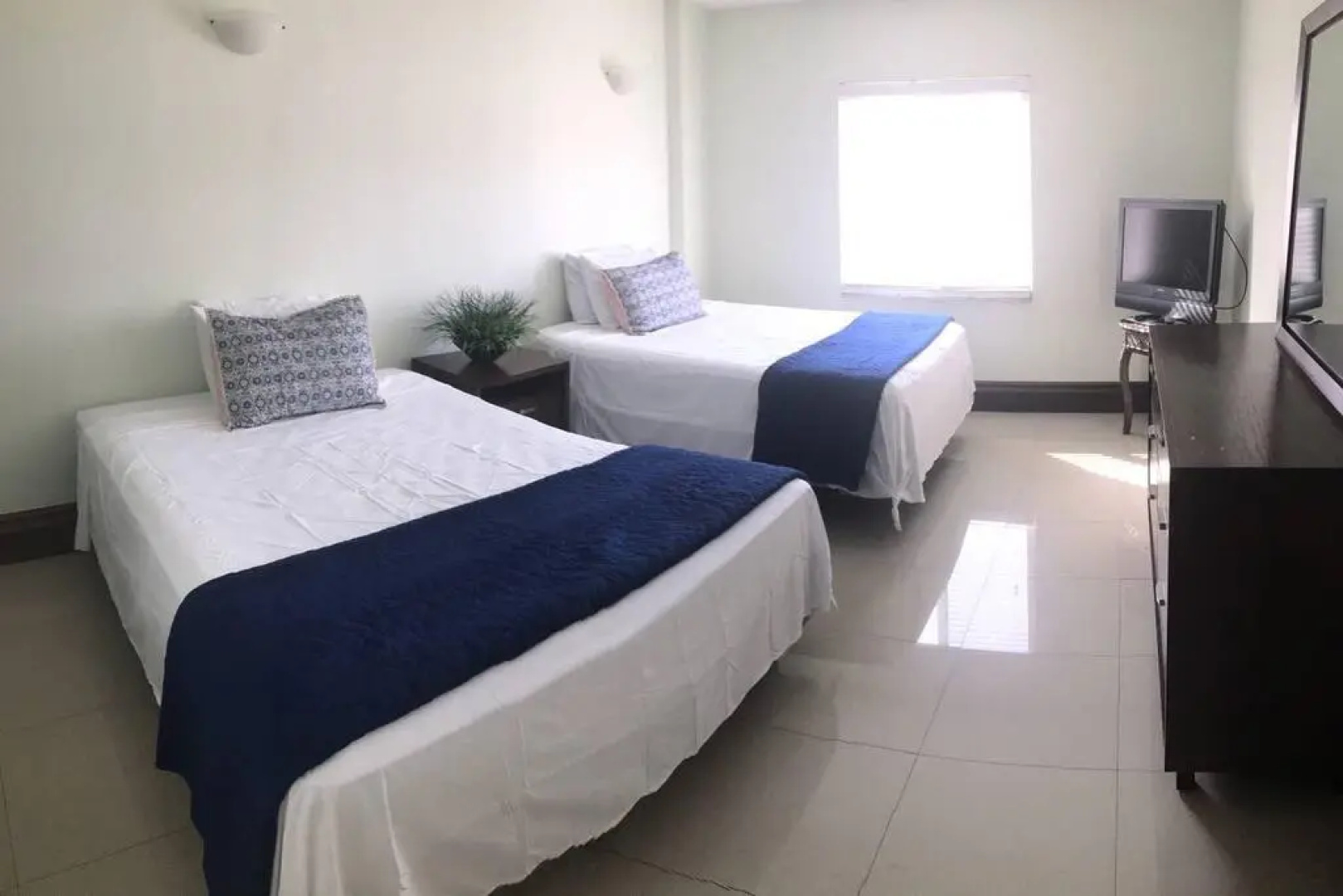 Awesome 2BR 2 BATH 1 Block to beach