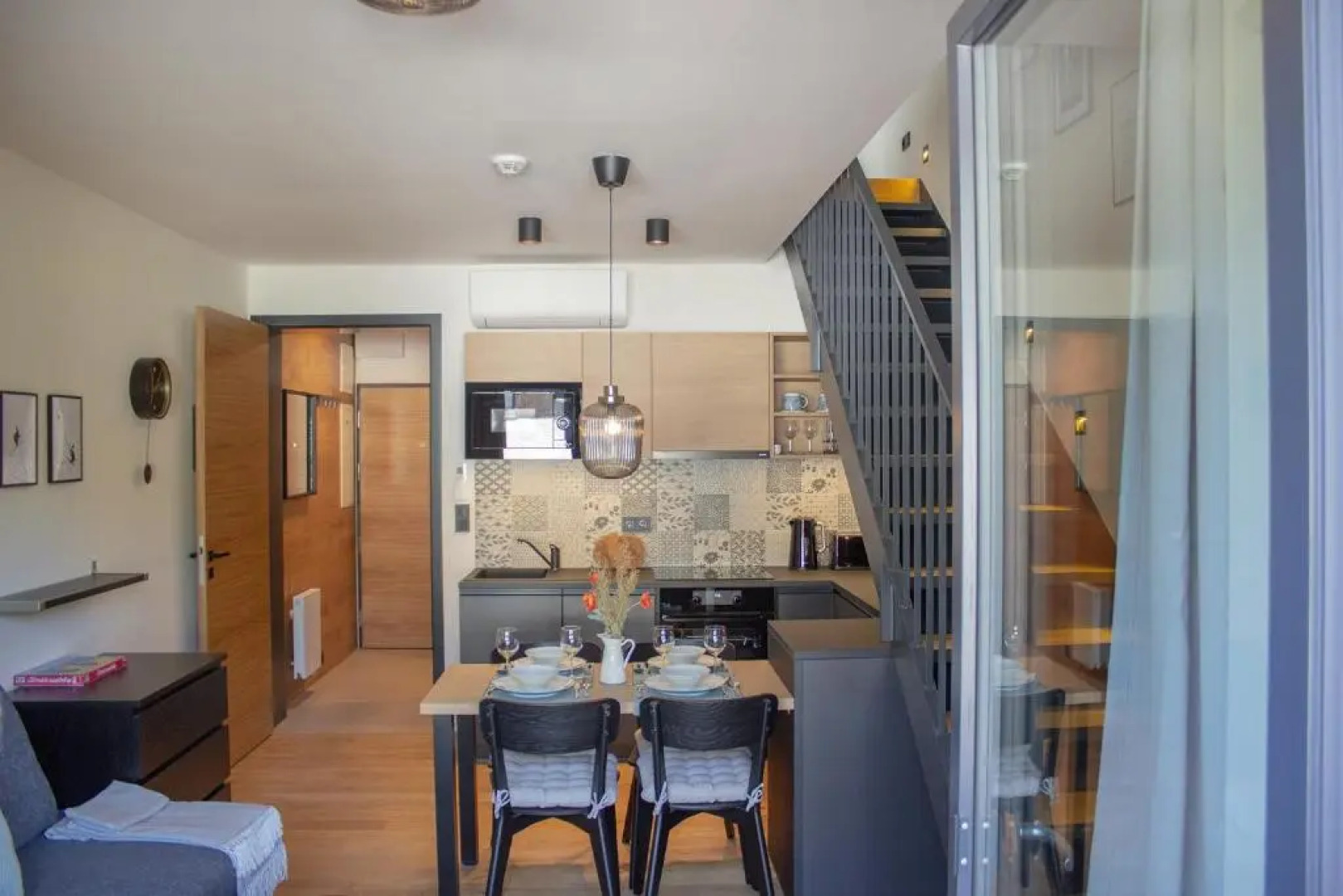 Enjoy Harrachov - Atraktivní klidný klimatizovaný apartmán 20 v centru Harrachova, parkováním s wallboxem EV, Wifi, herní konzolí, Ipad, Netflix, výhledem do zahrady a na romantický kostelík