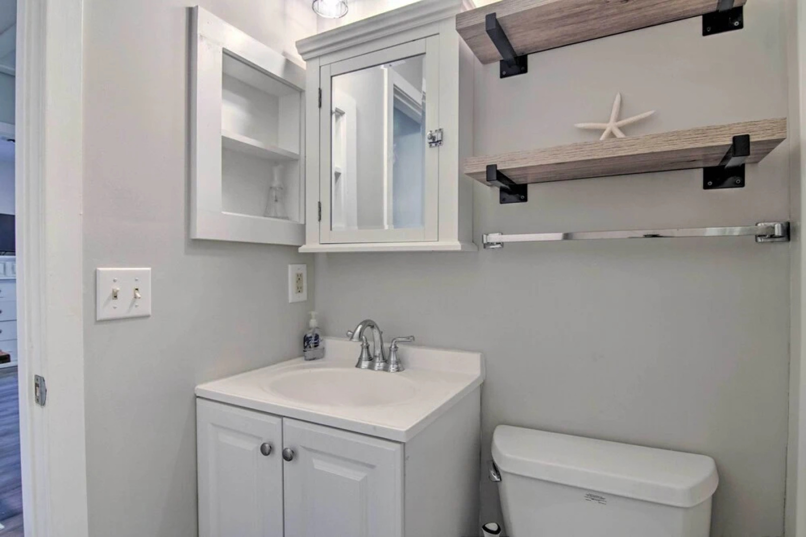 Townhome w/ Outdoor Shower < 1 Mile to Downtown