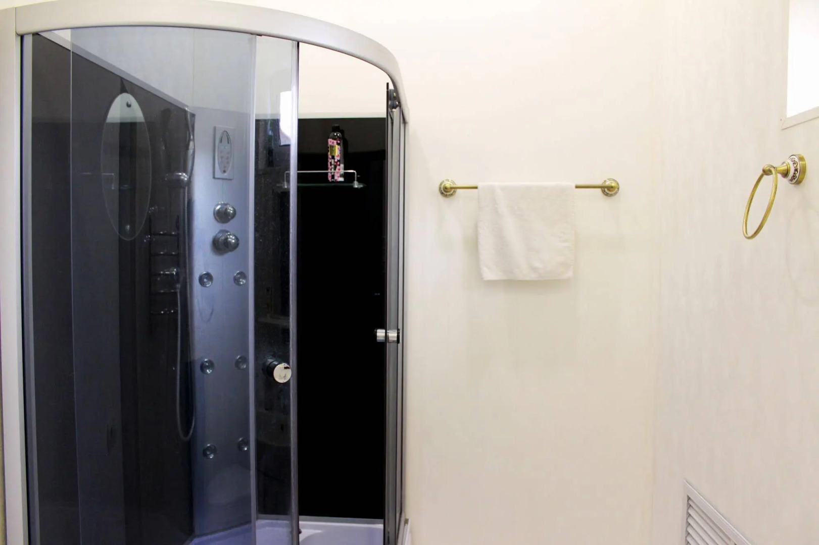 Sherlock Homes Art Hostel