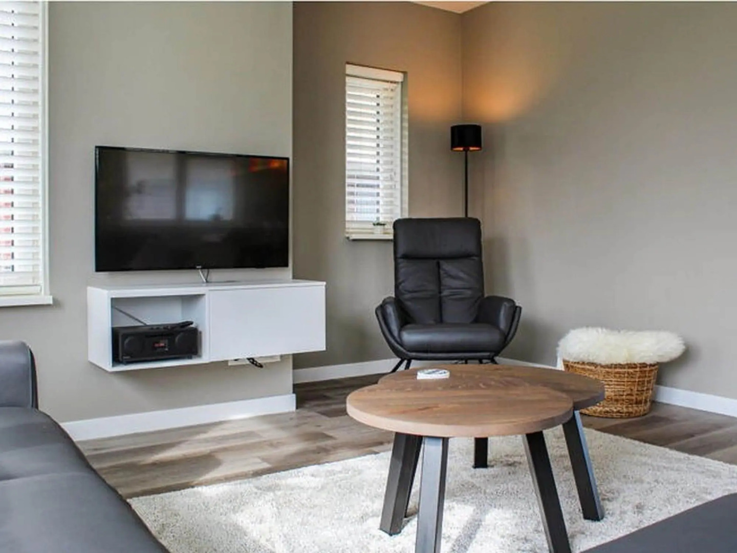 Villa with enclosed garden, in a holiday park on the water in Friesland