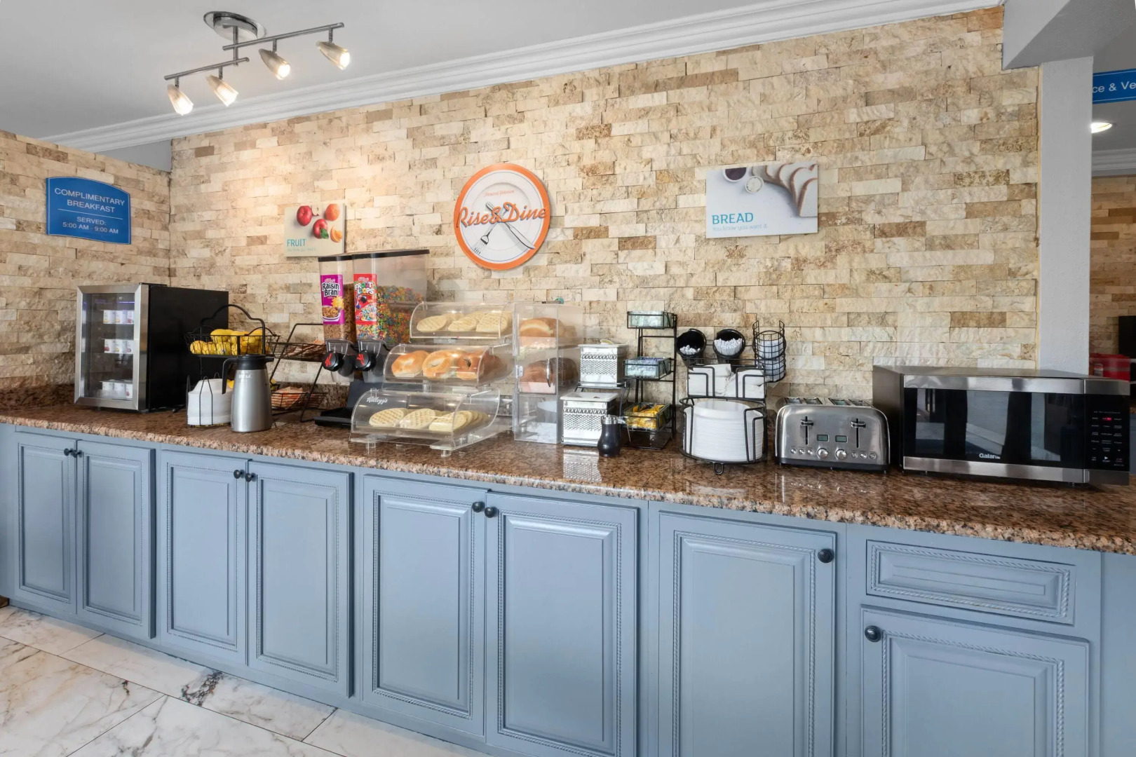 Howard Johnson by Wyndham Romulus Detroit Metro Airport