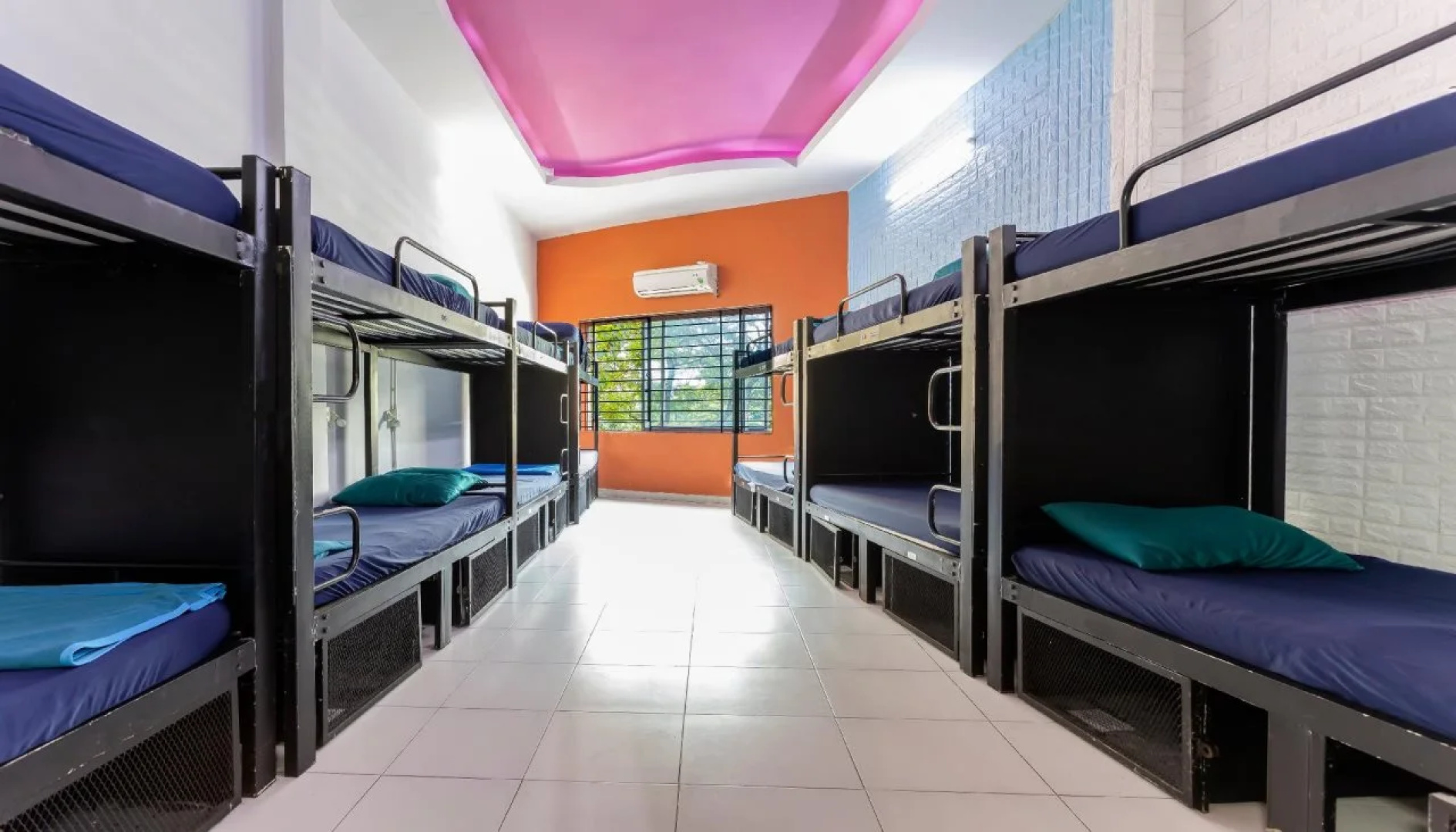 Hangout Hostel HCM