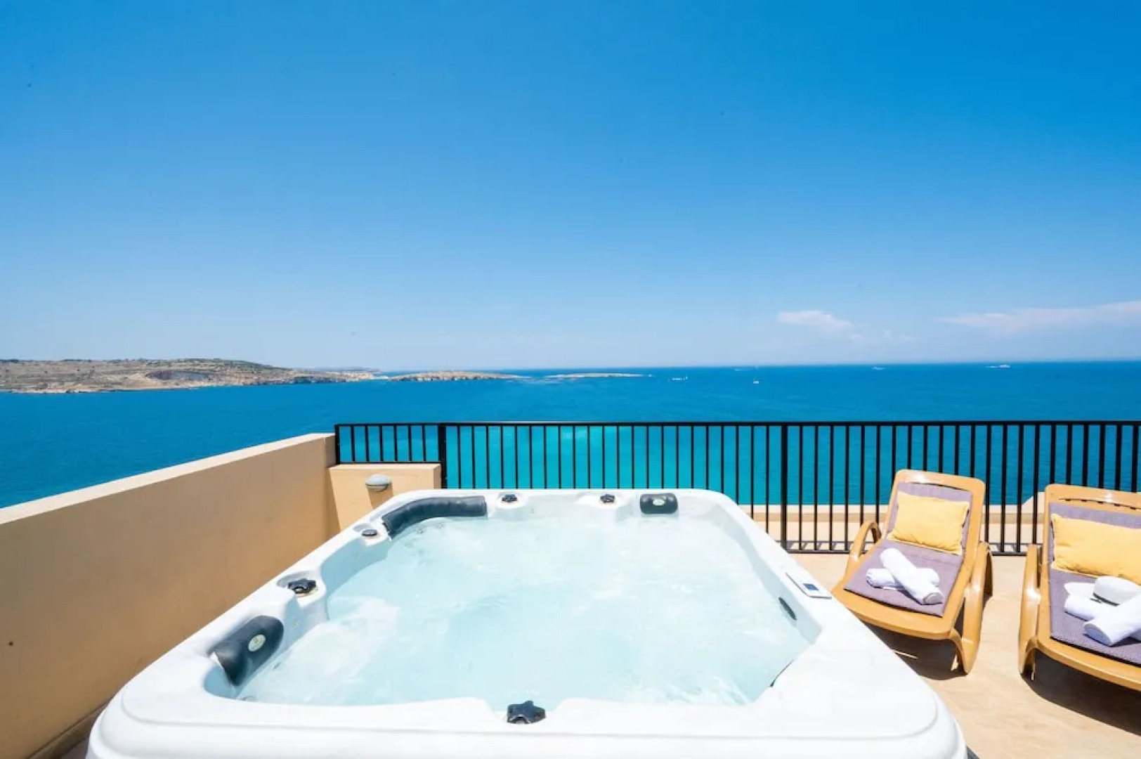 Islet Seafront Penthouse with Hot tub