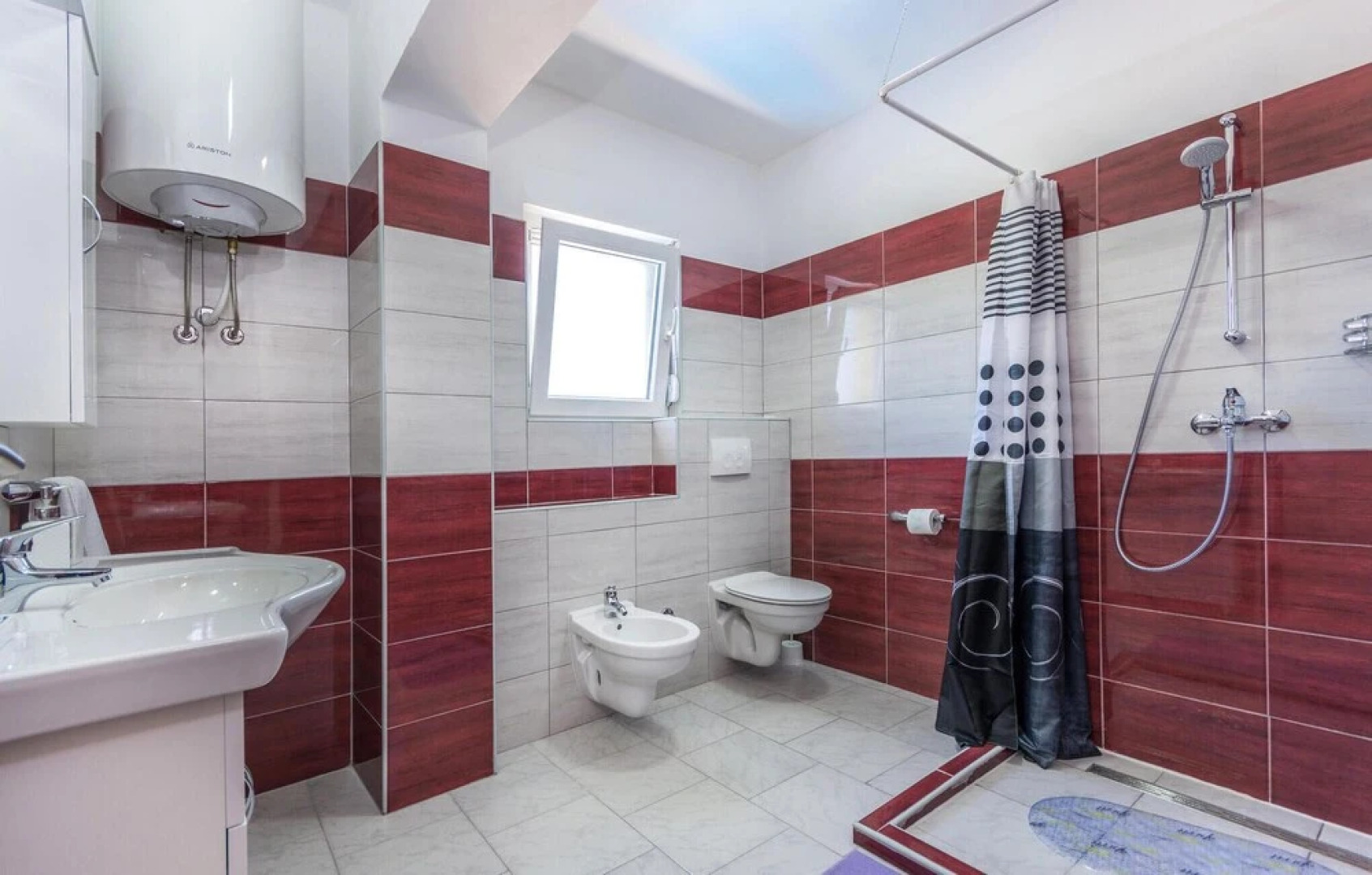 Beautiful Home in Perci With Wifi and 4 Bedrooms